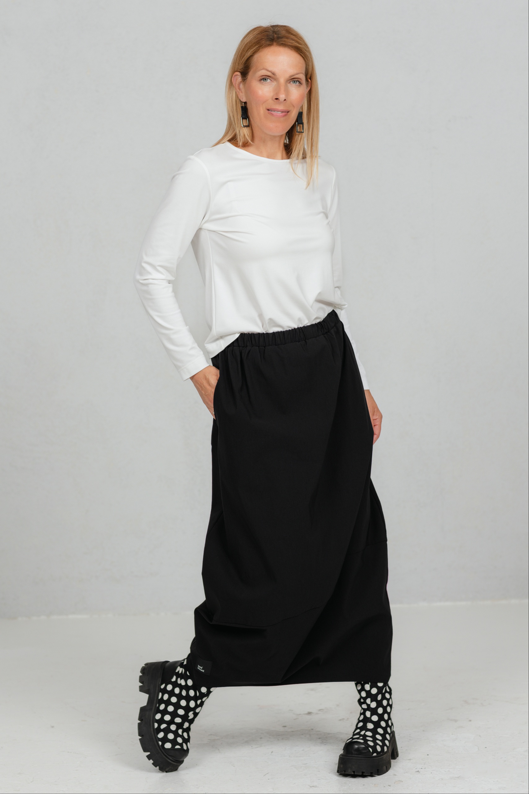 Mite-must balloonlõikeline seelik