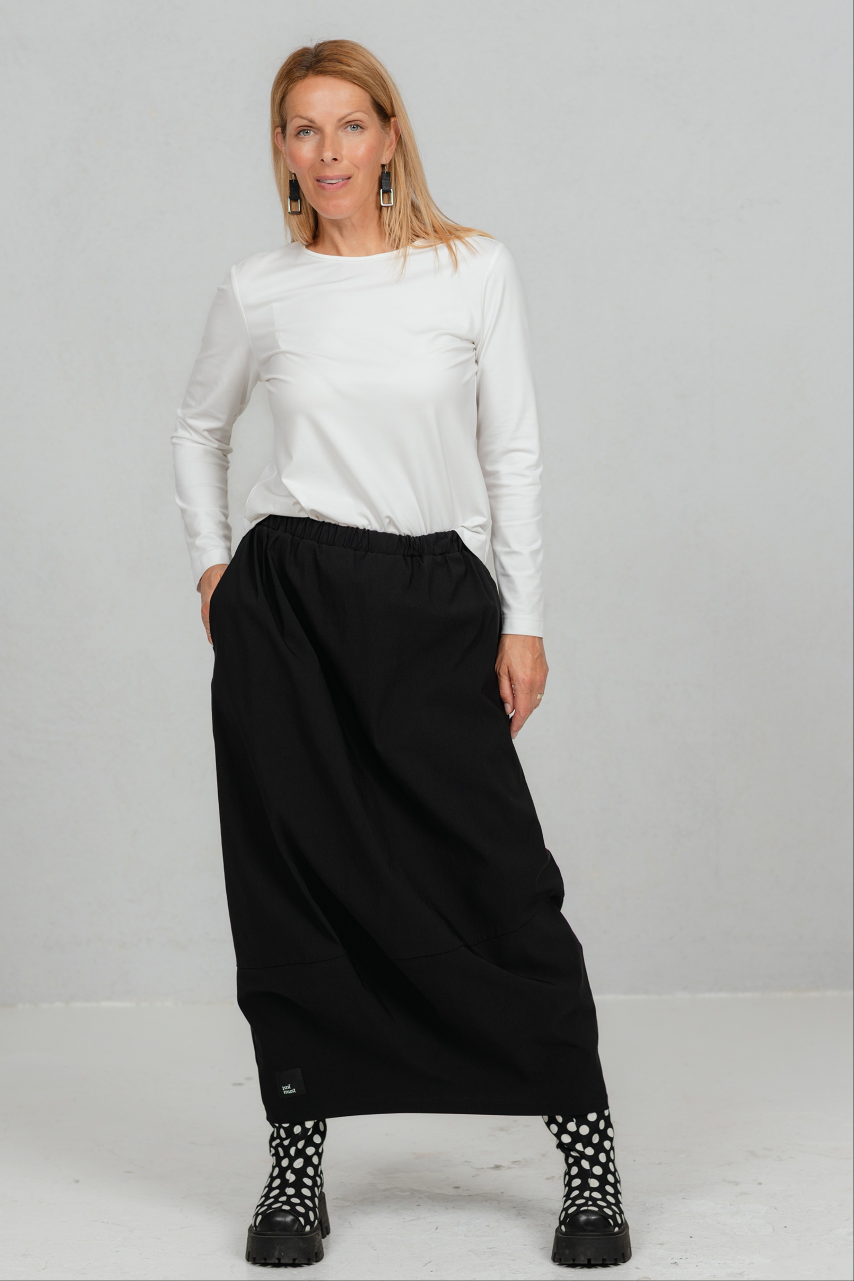 Mite-must balloonlõikeline seelik