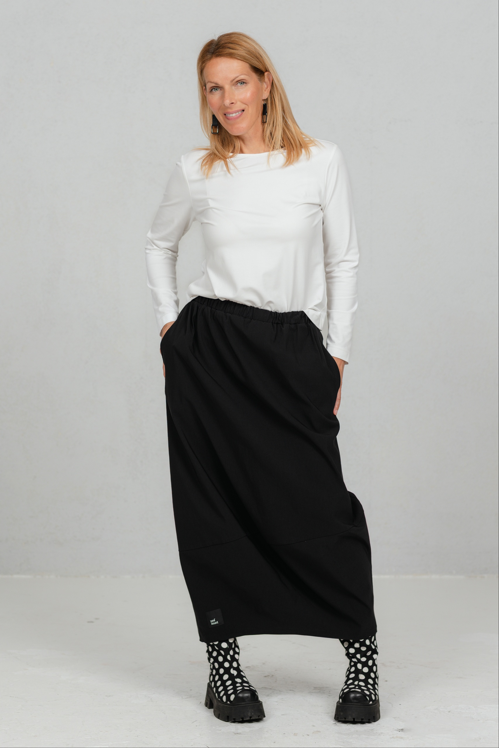 Pikk seelik Mite, must