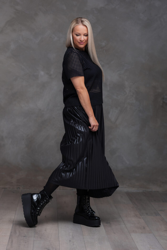 Pleated leather skirt Rei + blouse Sekken