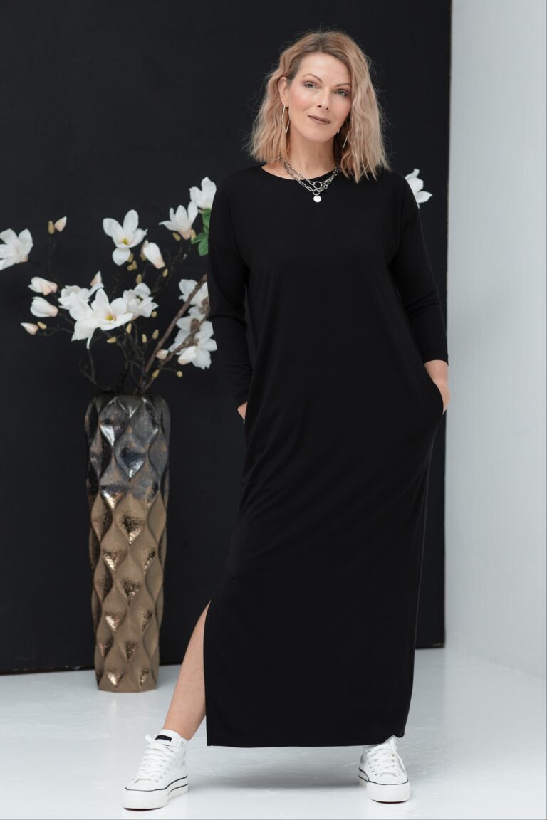 Long black dress by Doreki