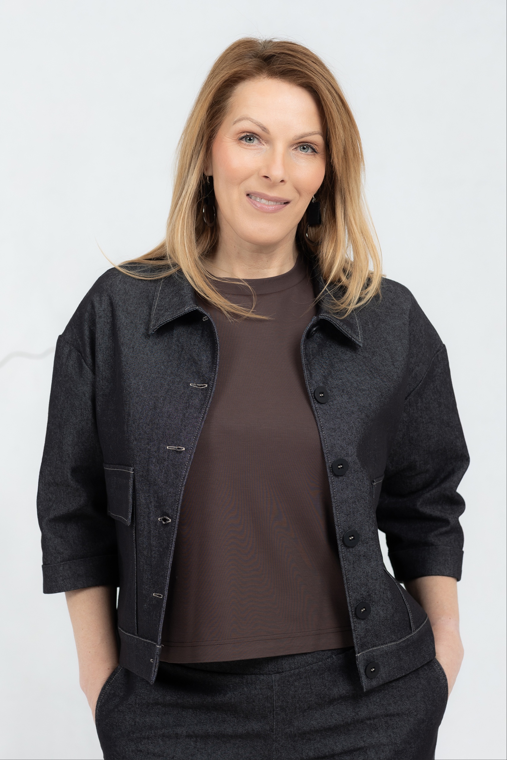 Kontrastsete tepingutega oversized teksajakk Tomo