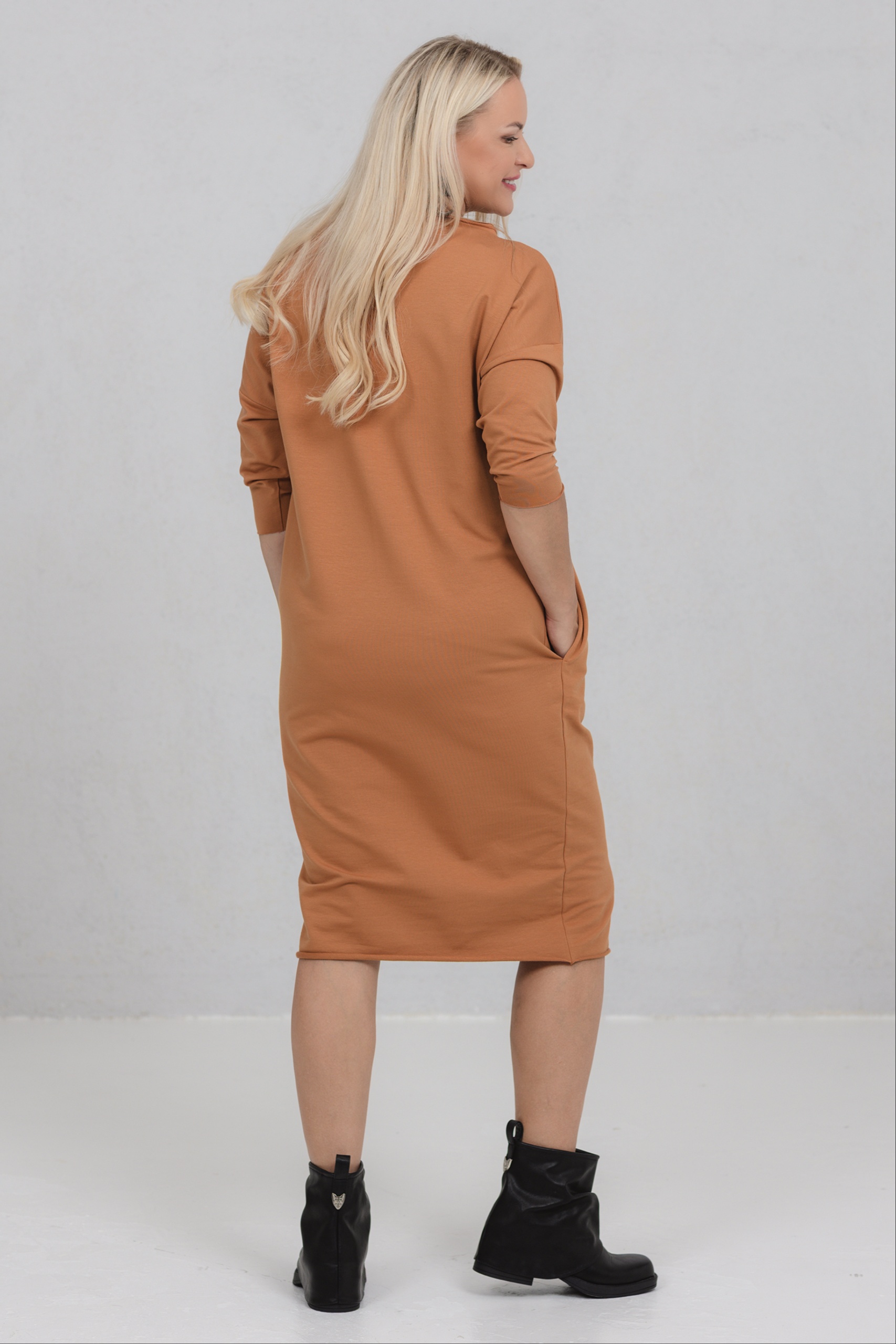 Lihtne dresskleit Benri, karamell