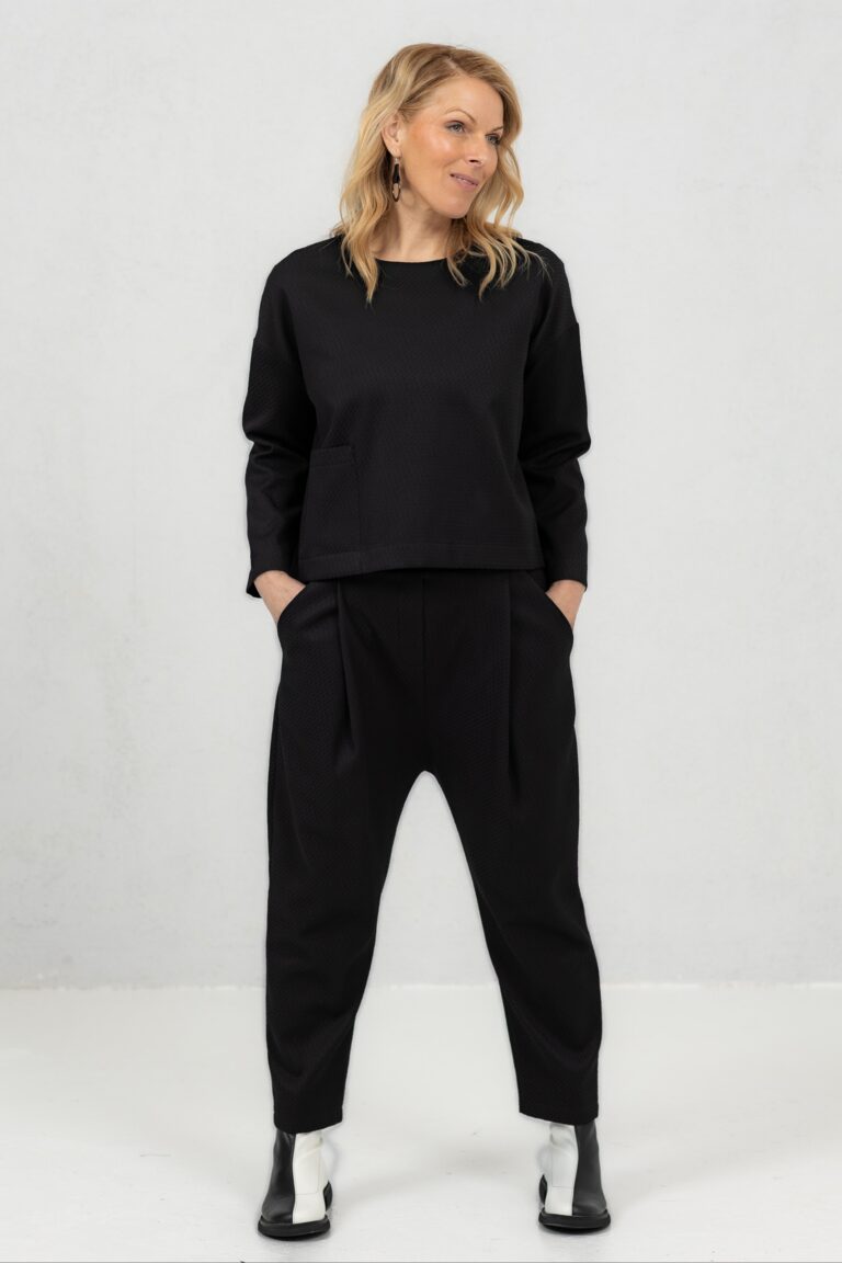 Tekido, tekstuurse mustriga püksid