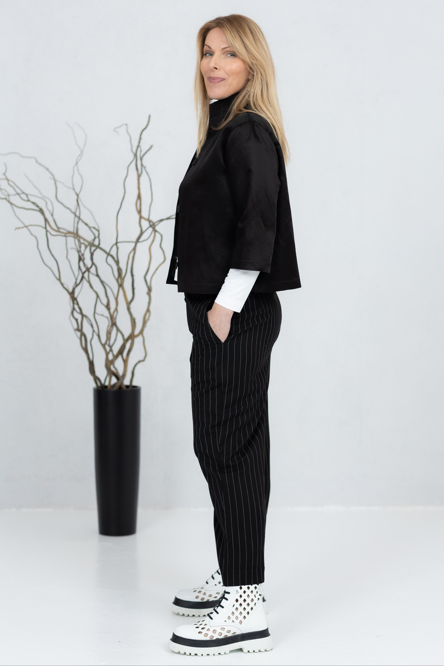 Tsuba, must-valge triibuga elegantsed püksid - Image 3