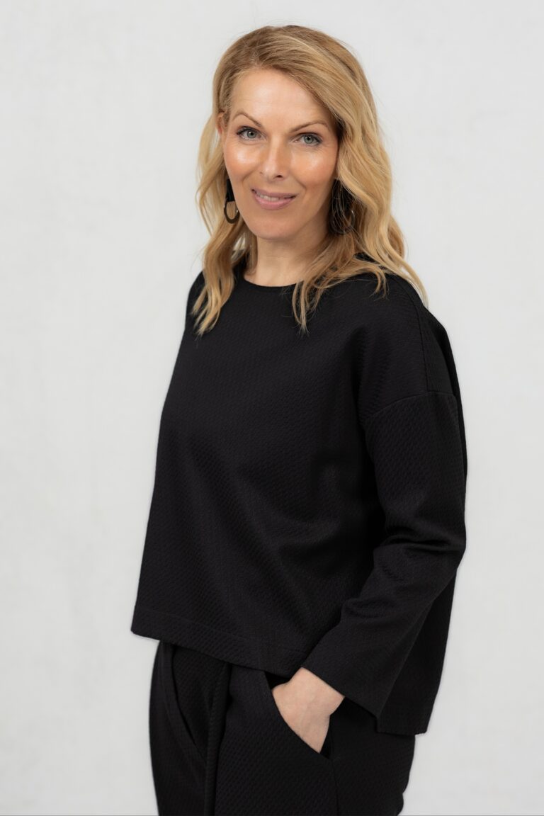 Daikon, tekstuurse mustriga pluus