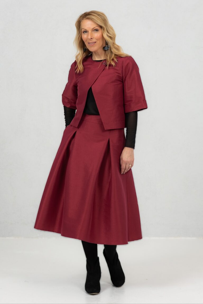 Punane taftist laiade voltidega seelik Tsuyo ja punane väike jakk Toyo