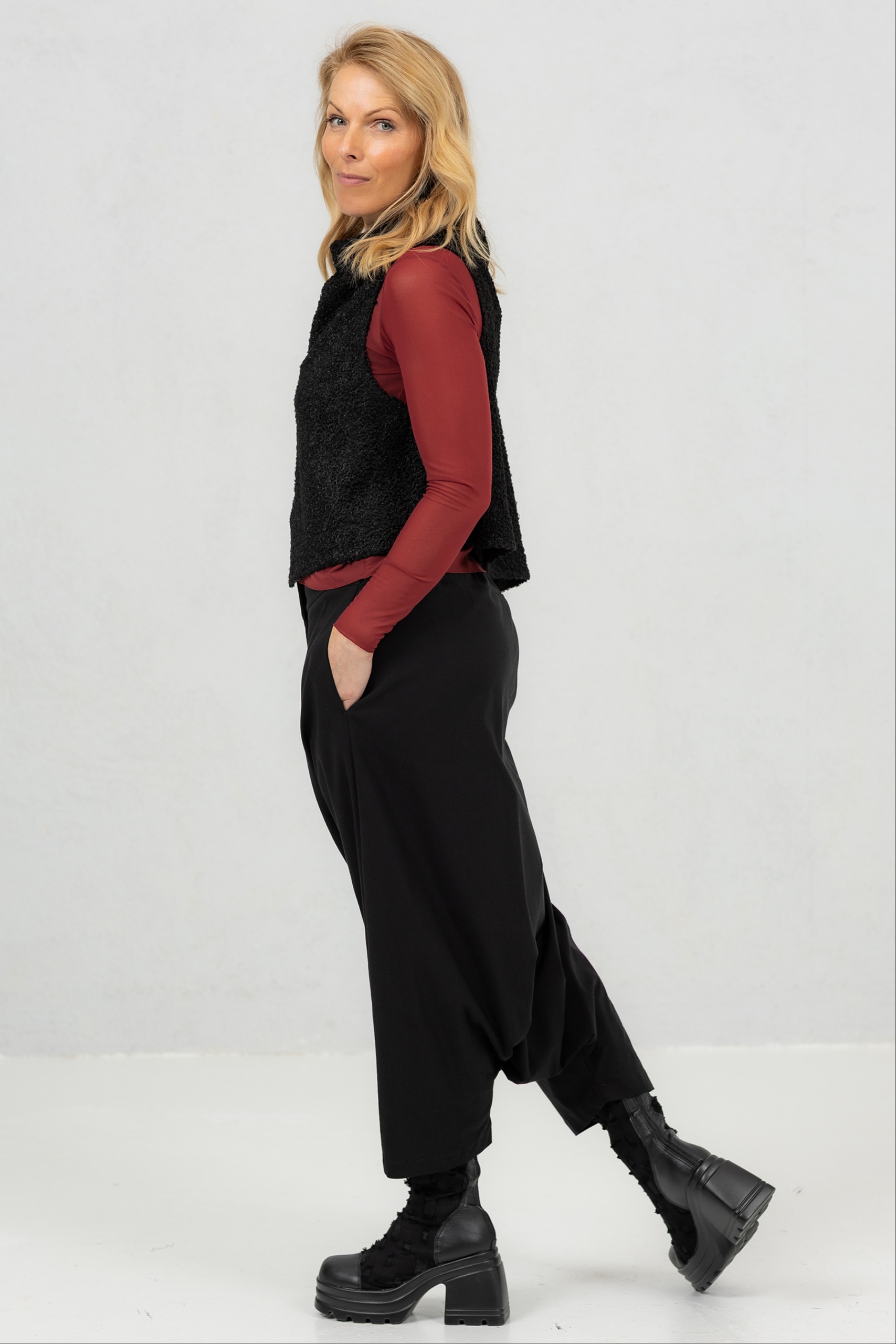 Tüllist top Emi + teddy vest Yui + baggy püksid Marui