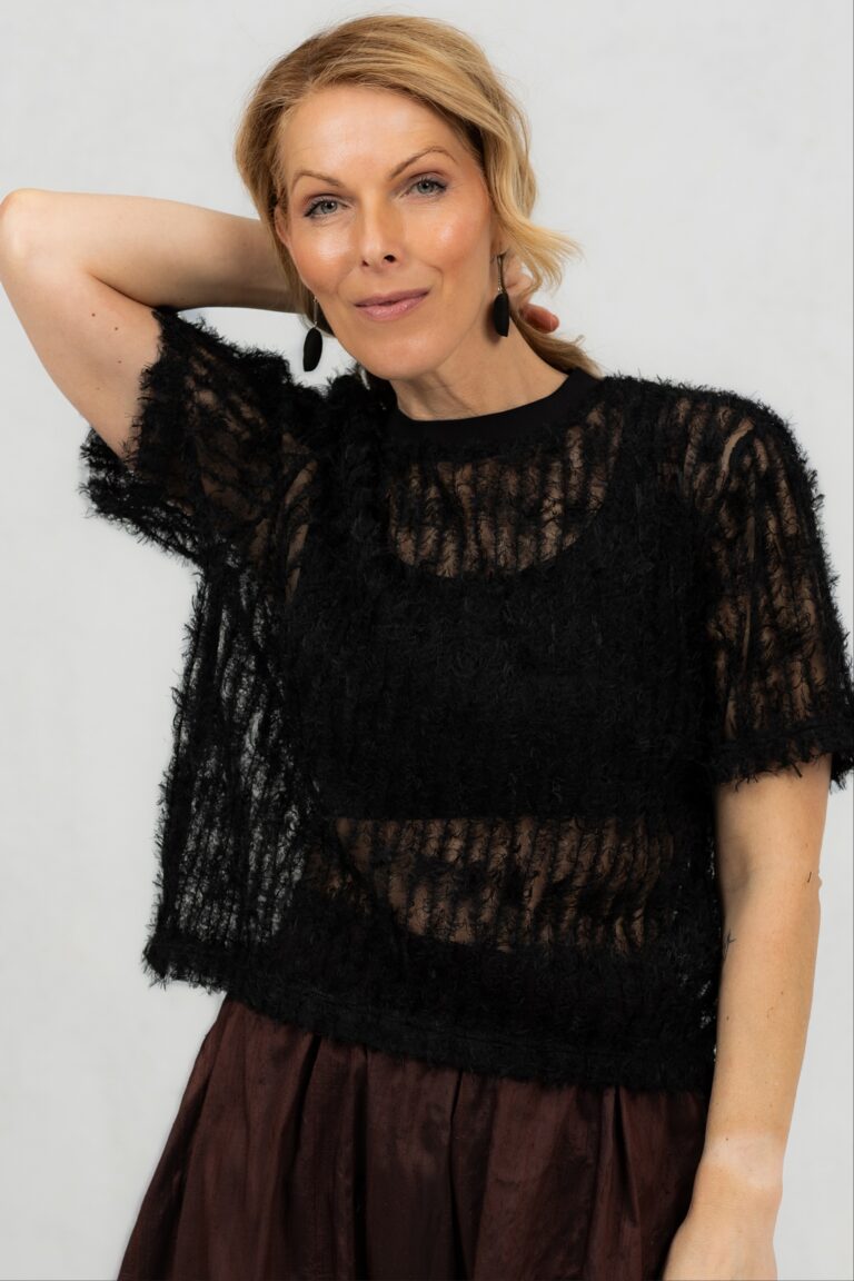 Mustast tekstuursest pitsist T-särk Nuuna