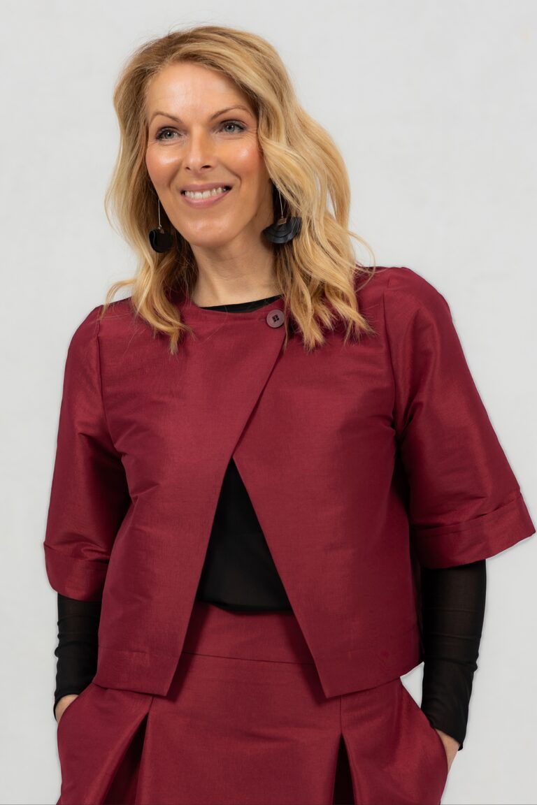 Väike punane taftist jakk Toyo