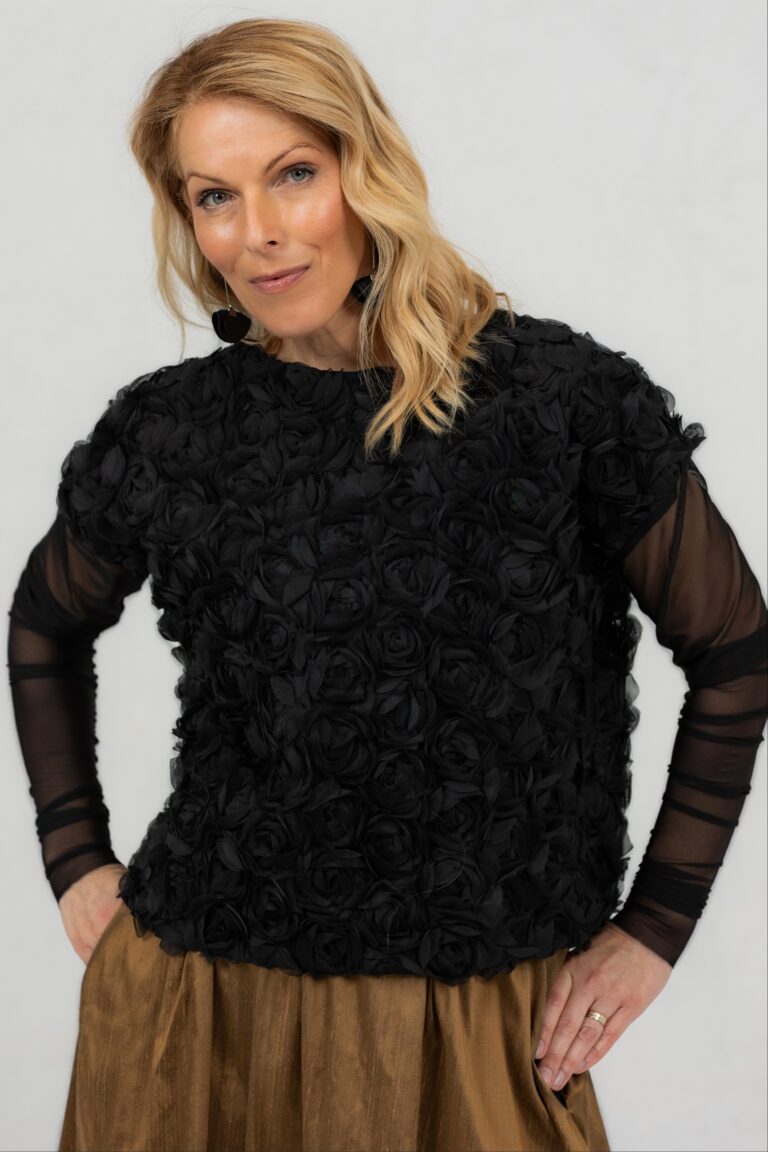 Tekstuurne roosimustriga pluus Madara