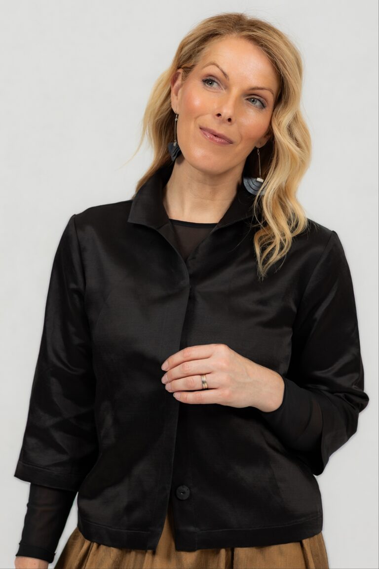 Väike must jakk Toya