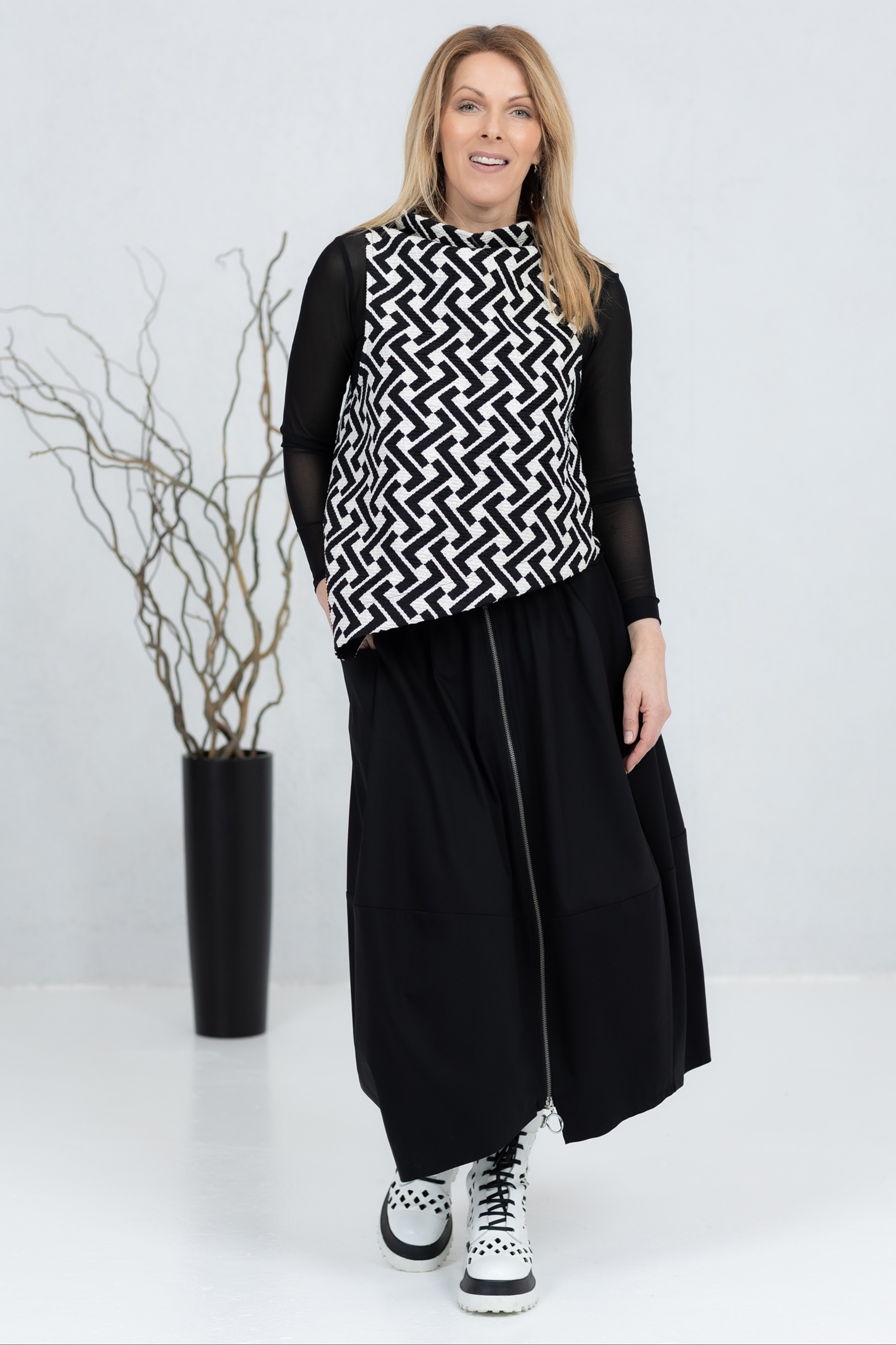 Must-valge vest Monoki - Image 2