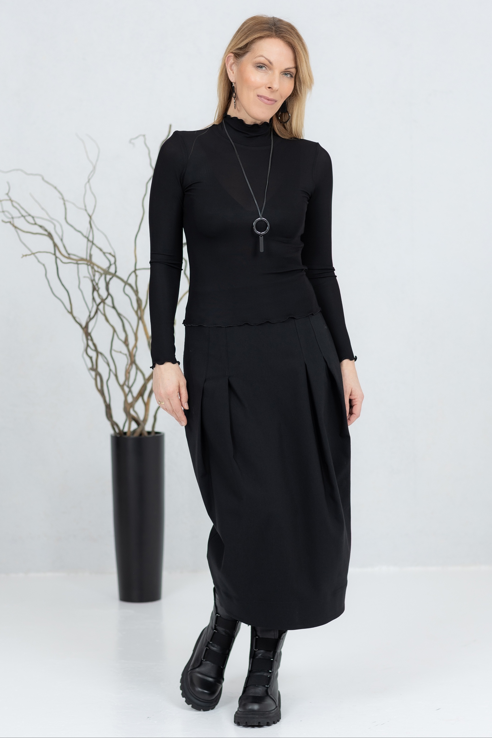 Goshi, tulbilõikeline seelik, must