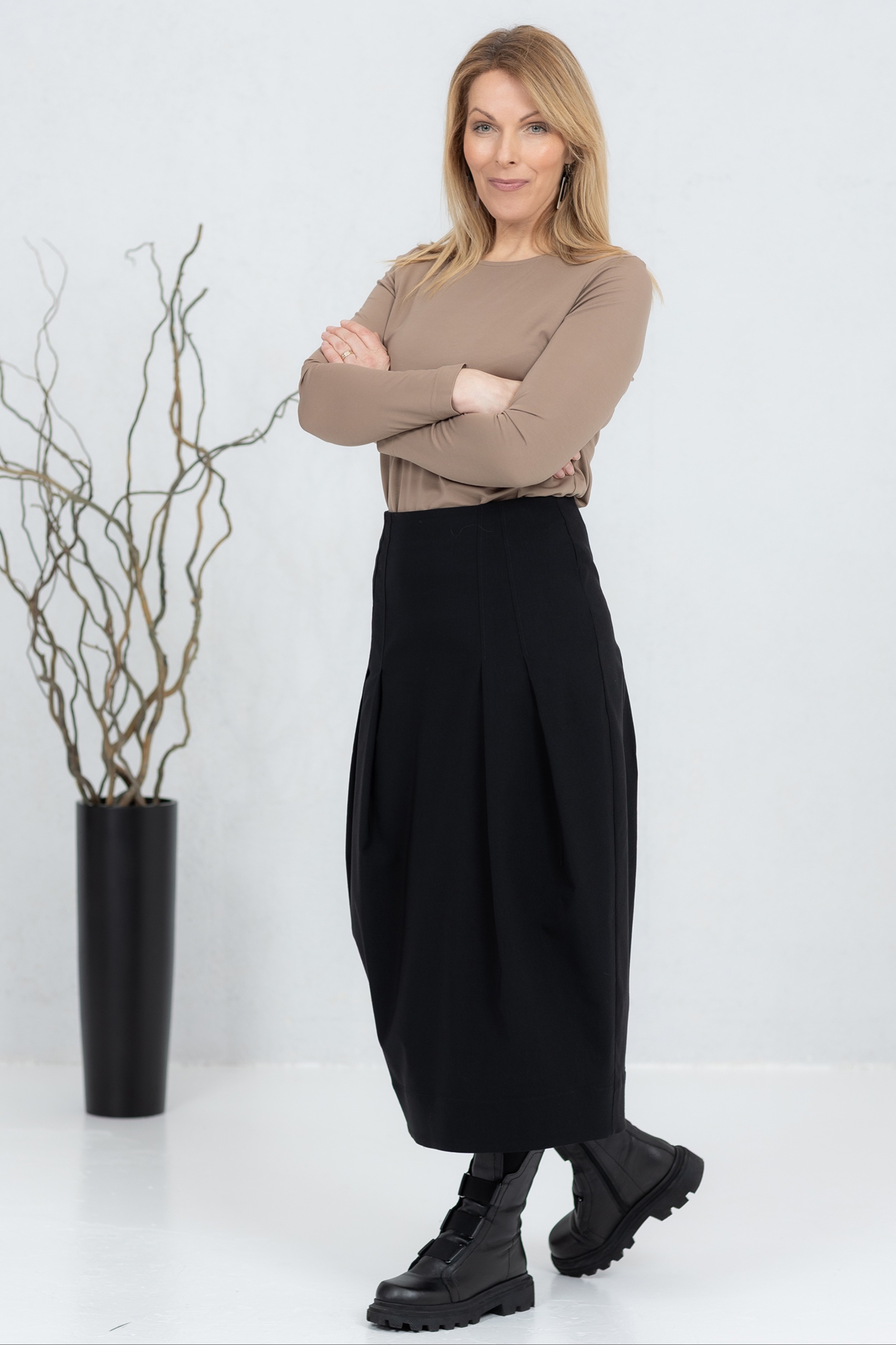 Goshi, tulbilõikeline seelik, must - Image 7