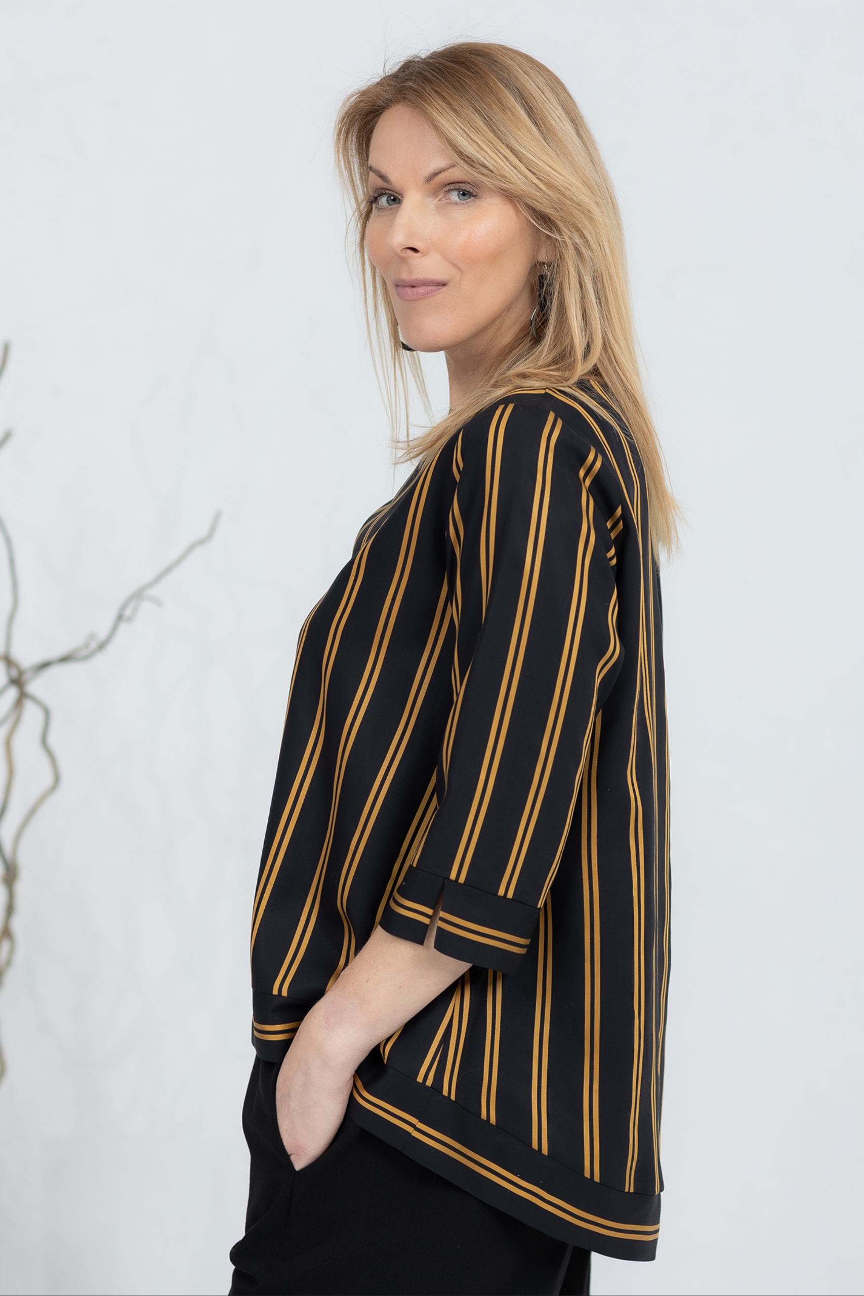 Avar minimalistlik pluus Anata, kuldne triip - Image 3