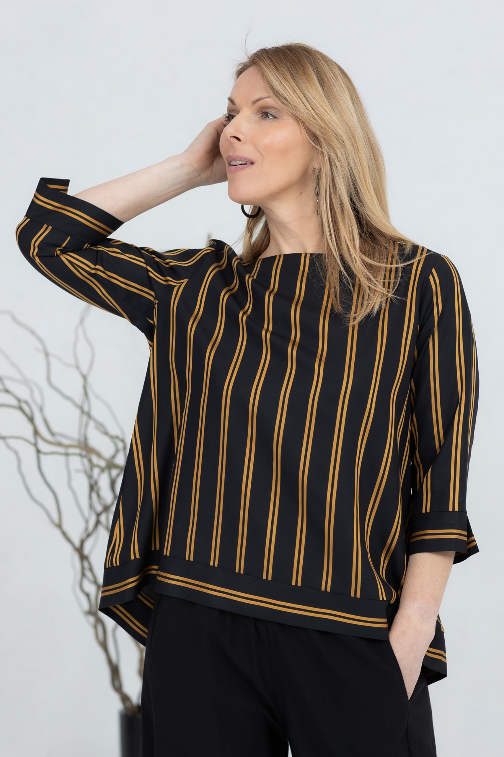 Avar minimalistlik pluus Anata, kuldne triip - Image 2