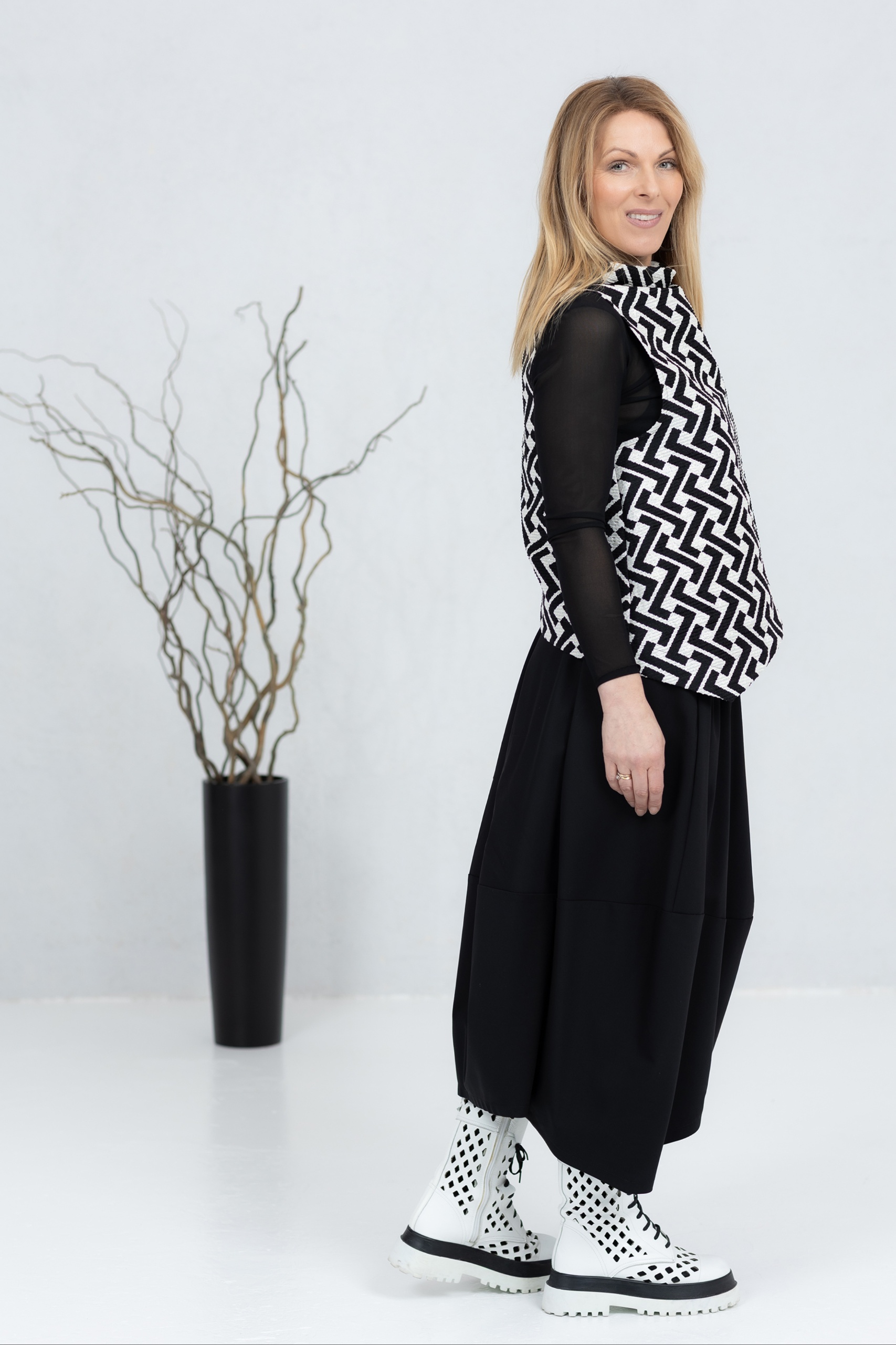 Must-valge vest Monoki - Image 4