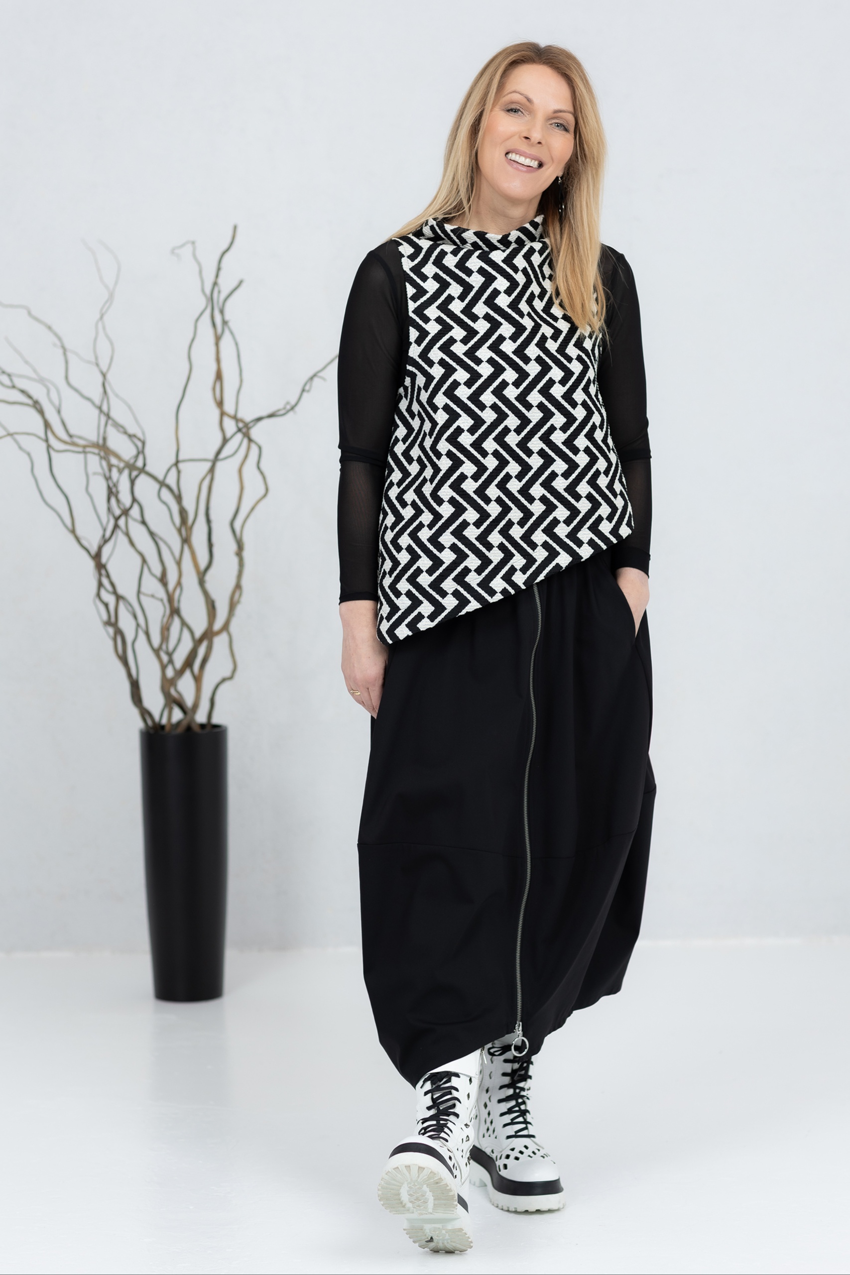 Must-valge vest Monoki - Image 5