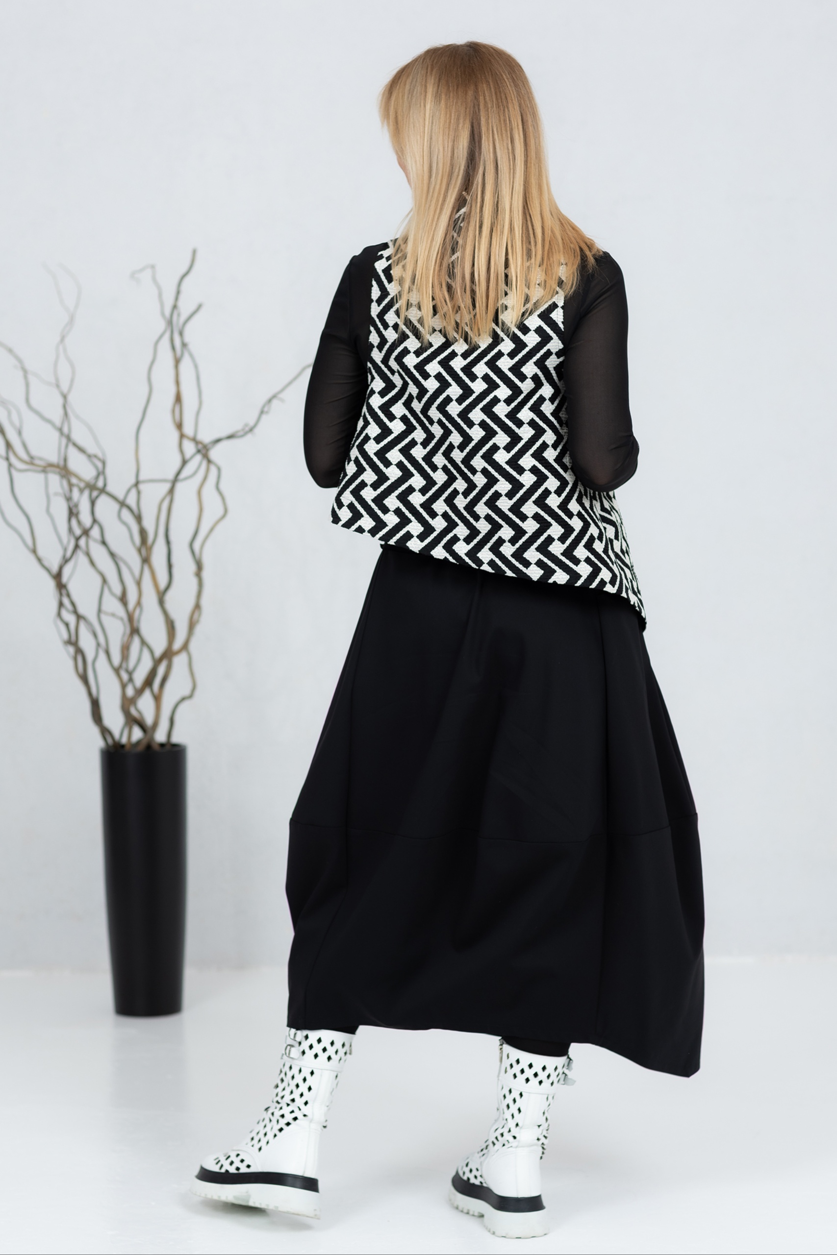 Must-valge vest Monoki - Image 3