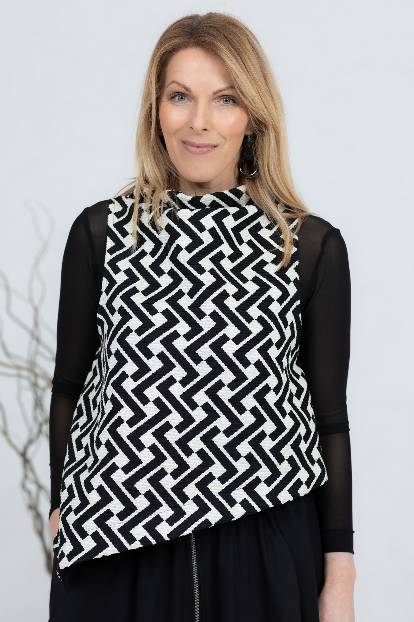 Must-valge vest Monoki - Image 7