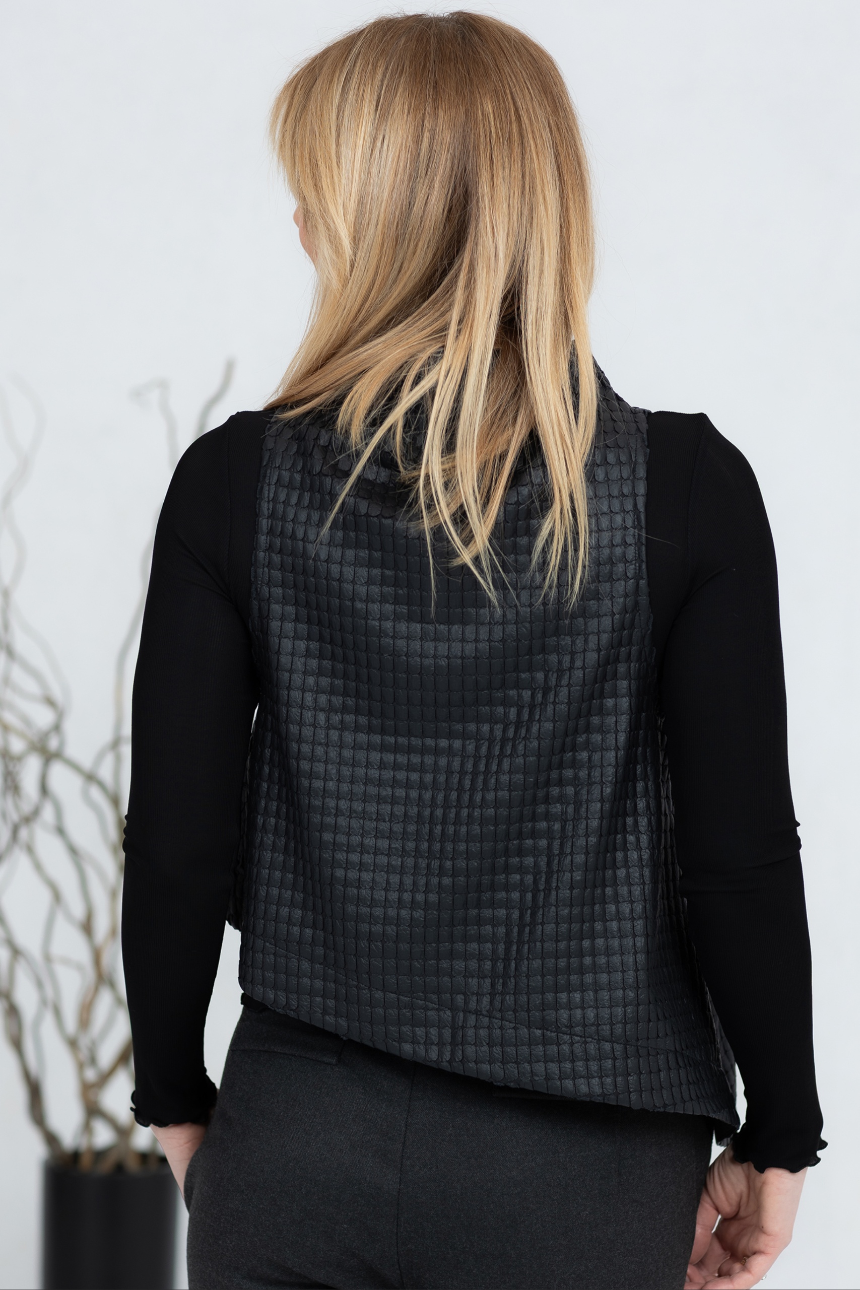 Asümmeetriline tekstuurne vest Yui - Image 7