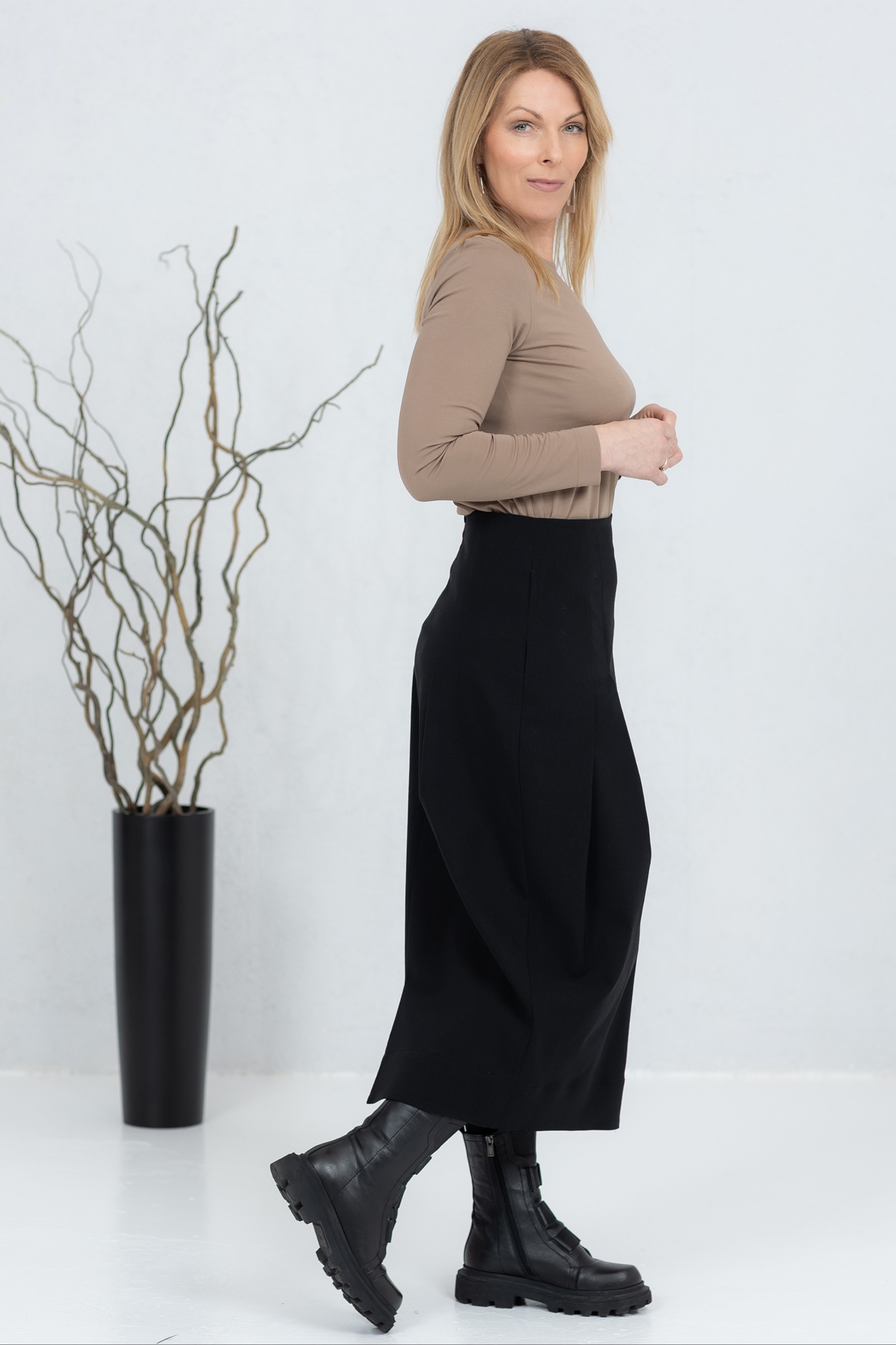 Goshi, tulbilõikeline seelik, must - Image 5