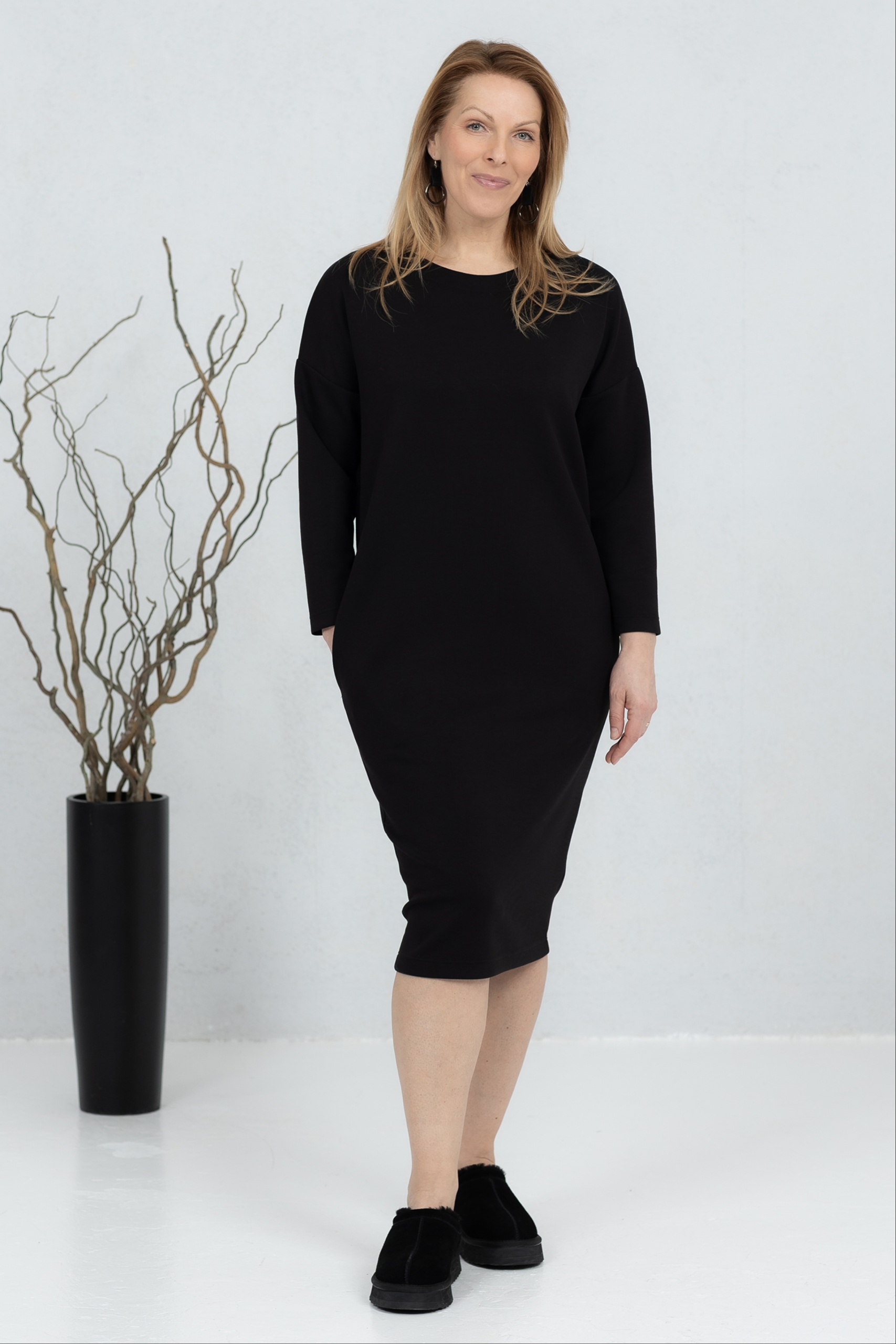 Pehme V-lõikeline viskooskleit Sanaka, must