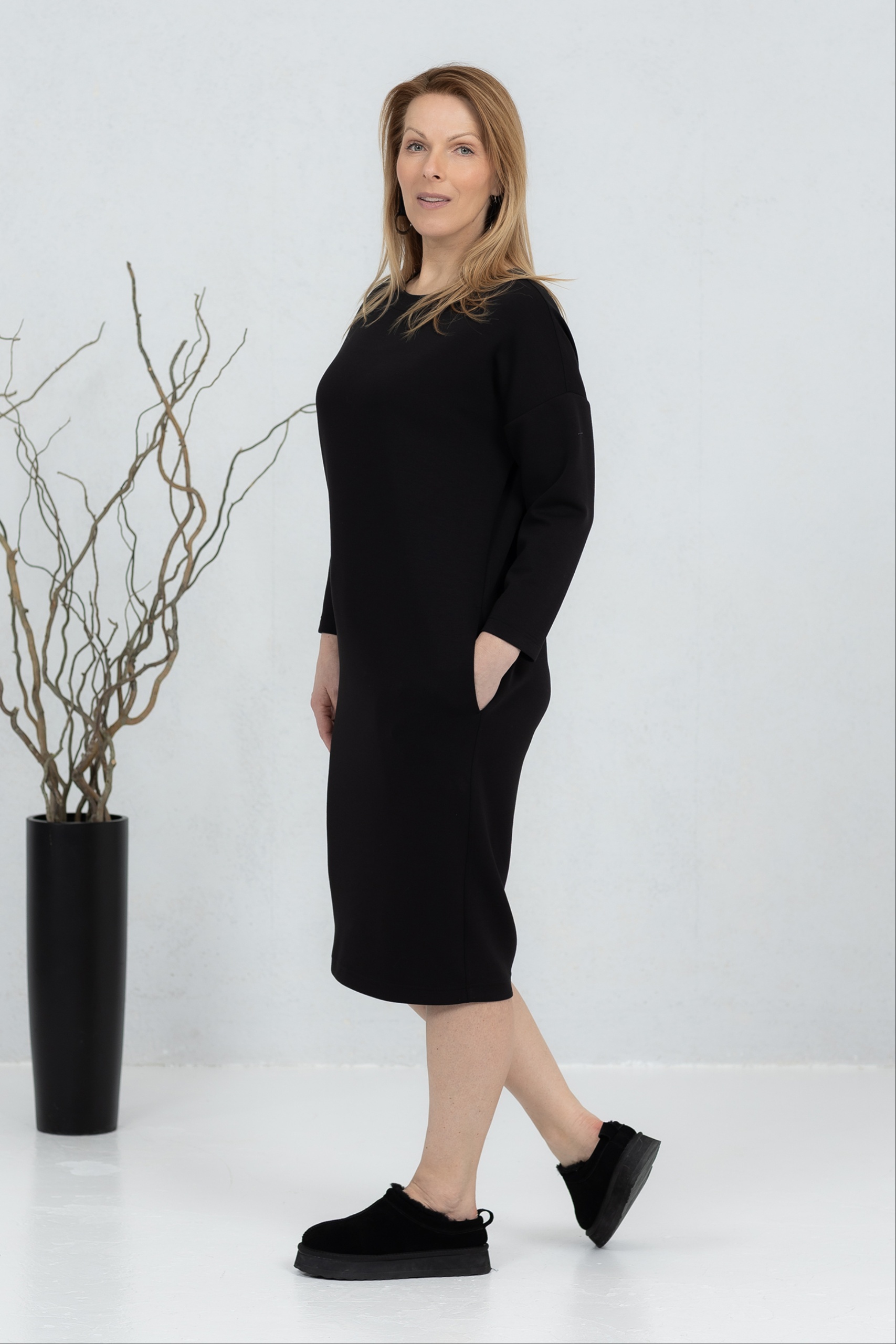 Pehme V-lõikeline viskooskleit Sanaka, must