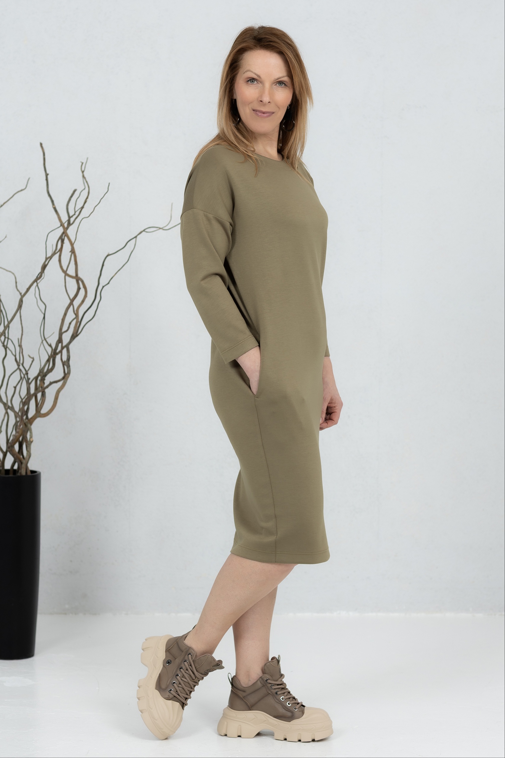 Oliiviroheline,pehme V-lõikeline viskooskleit Sanaka