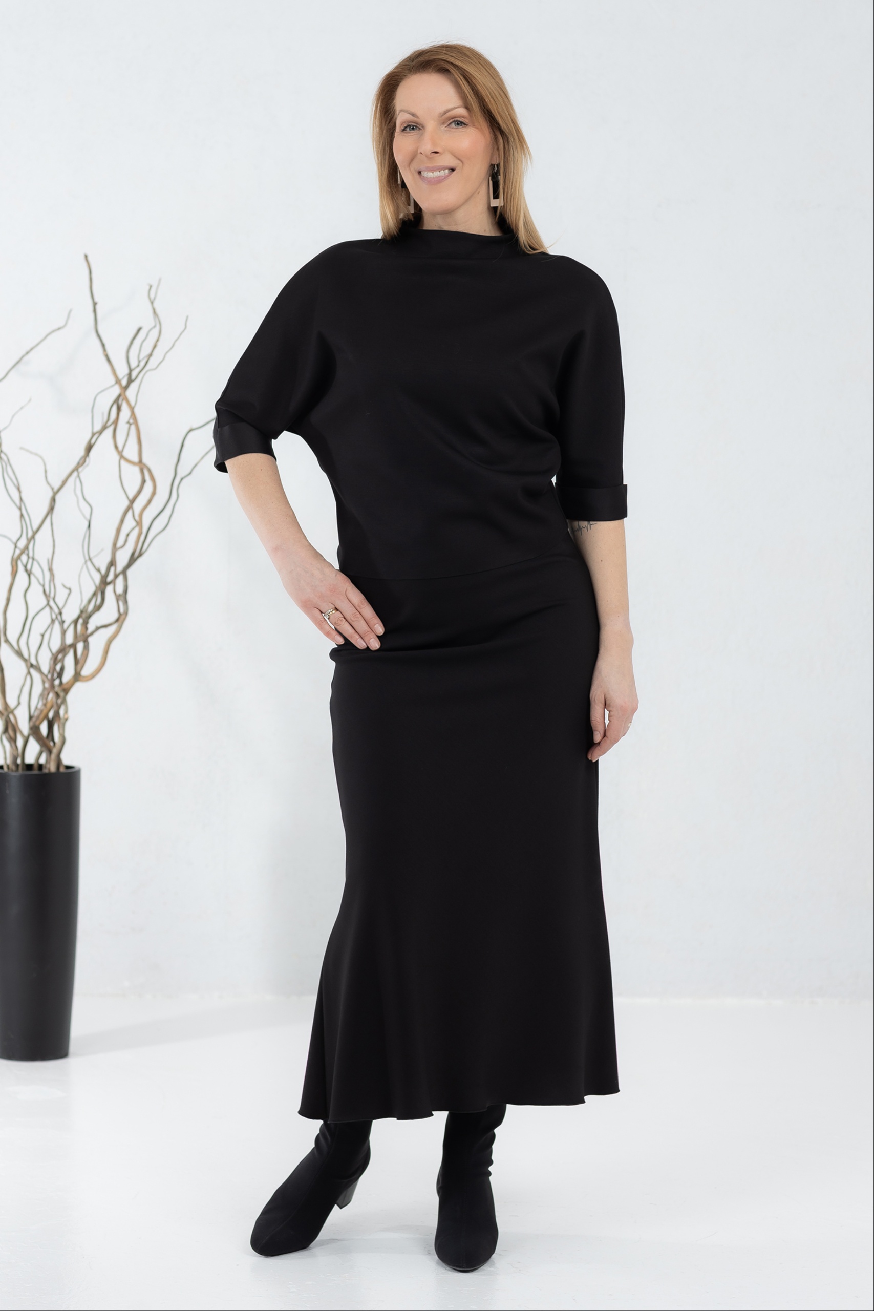 Must seelik Tomi ja viskoosist pluus Kaori