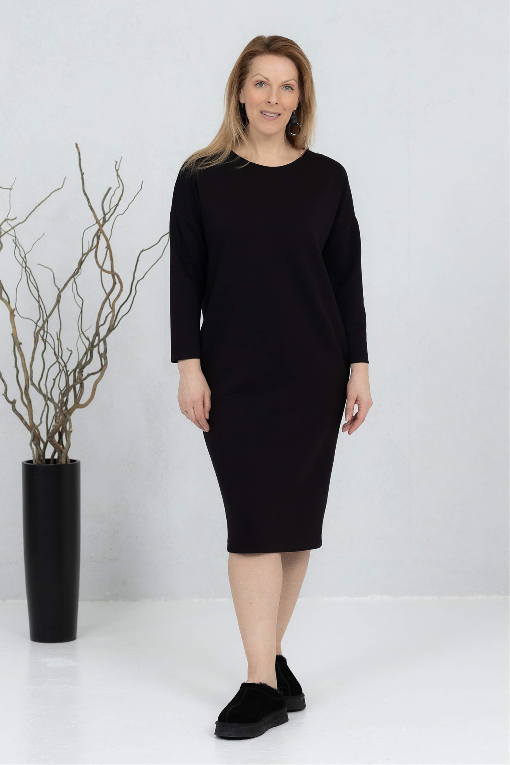 Pehme V-lõikeline viskooskleit Sanaka, must