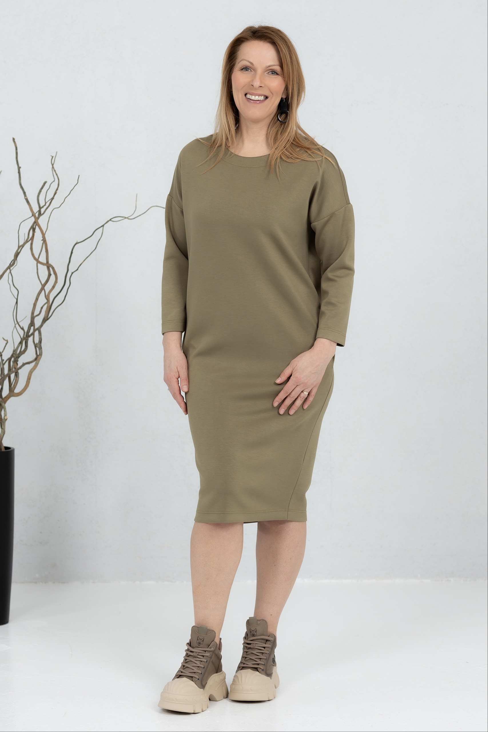 Oliiviroheline,pehme V-lõikeline viskooskleit Sanaka