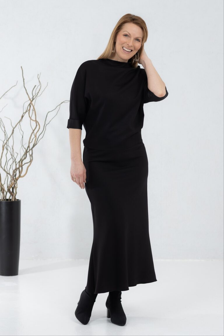 Must seelik Tomi ja viskoosist pluus Kaori