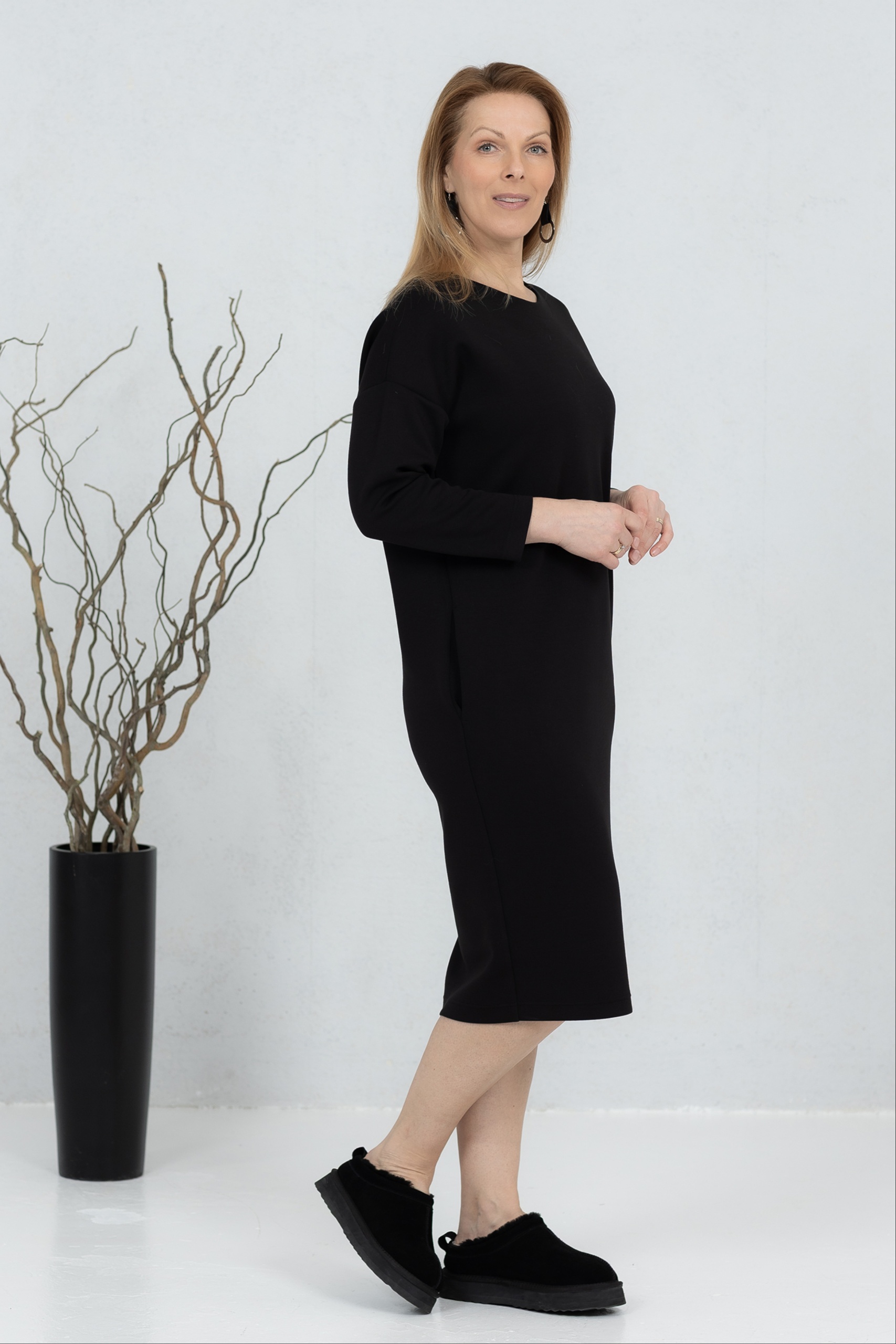 Pehme V-lõikeline viskooskleit Sanaka, must