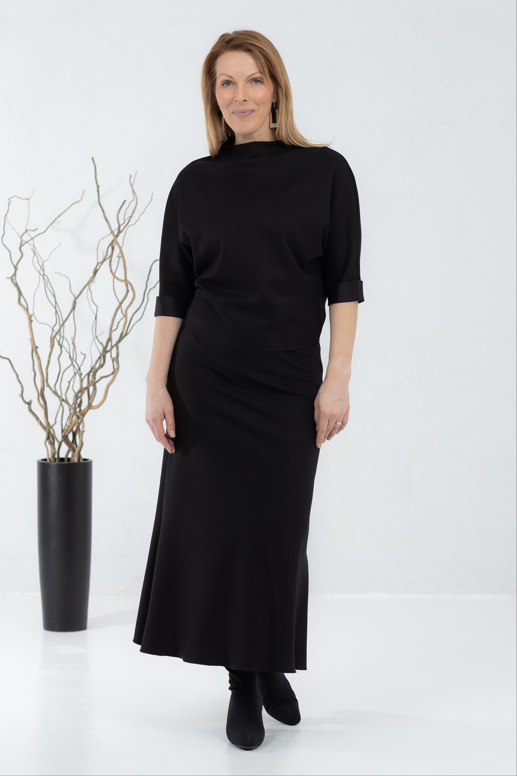 Must seelik Tomi ja viskoosist pluus Kaori