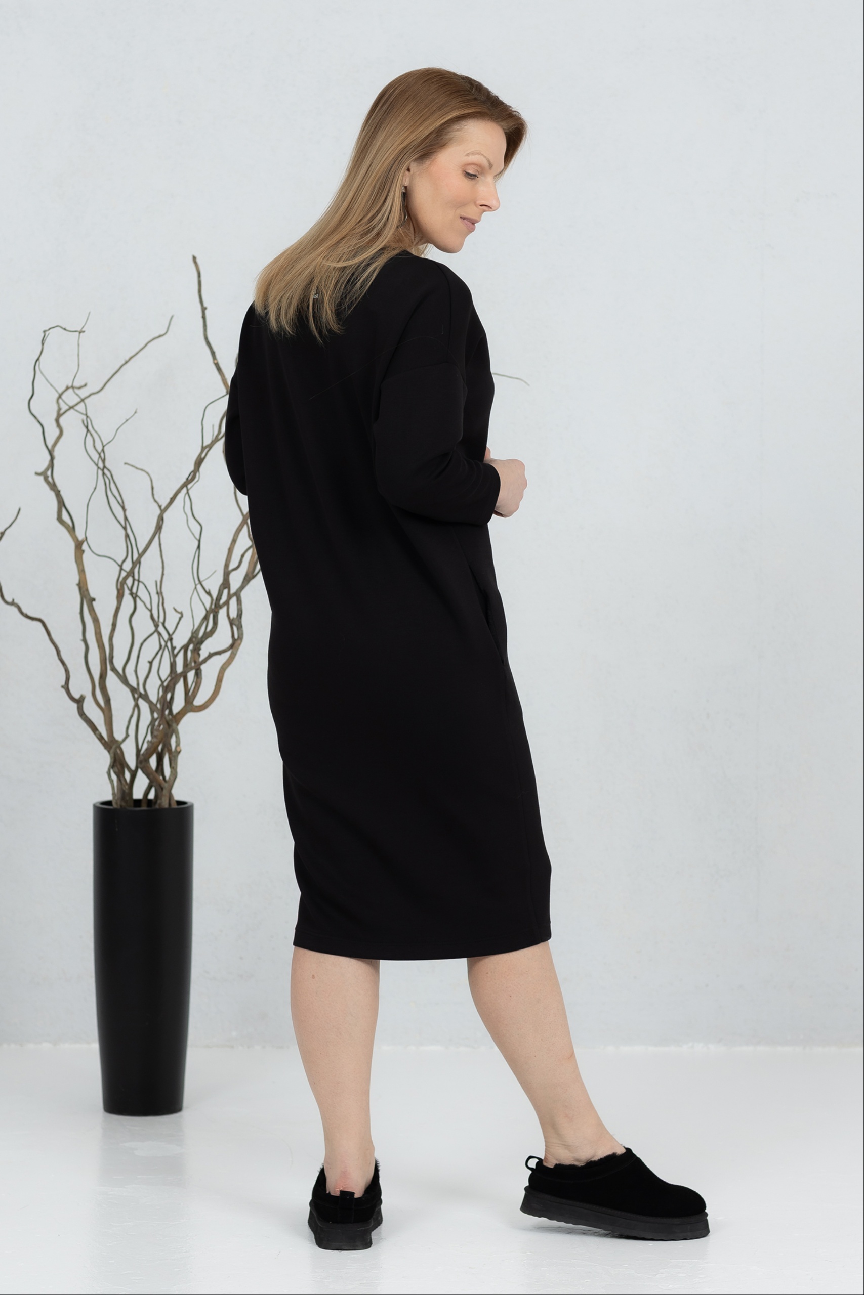 Pehme V-lõikeline viskooskleit Sanaka, must