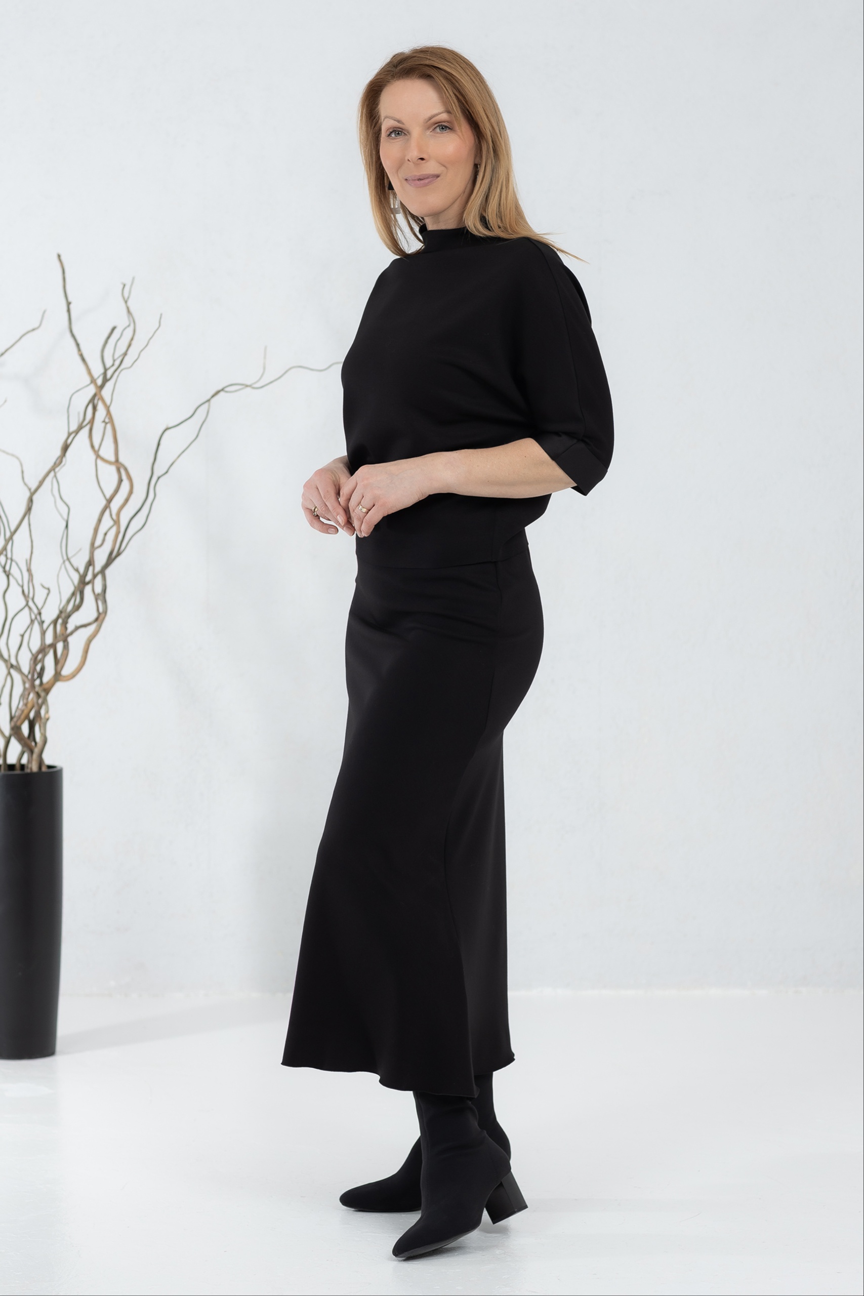 Must seelik Tomi ja viskoosist pluus Kaori