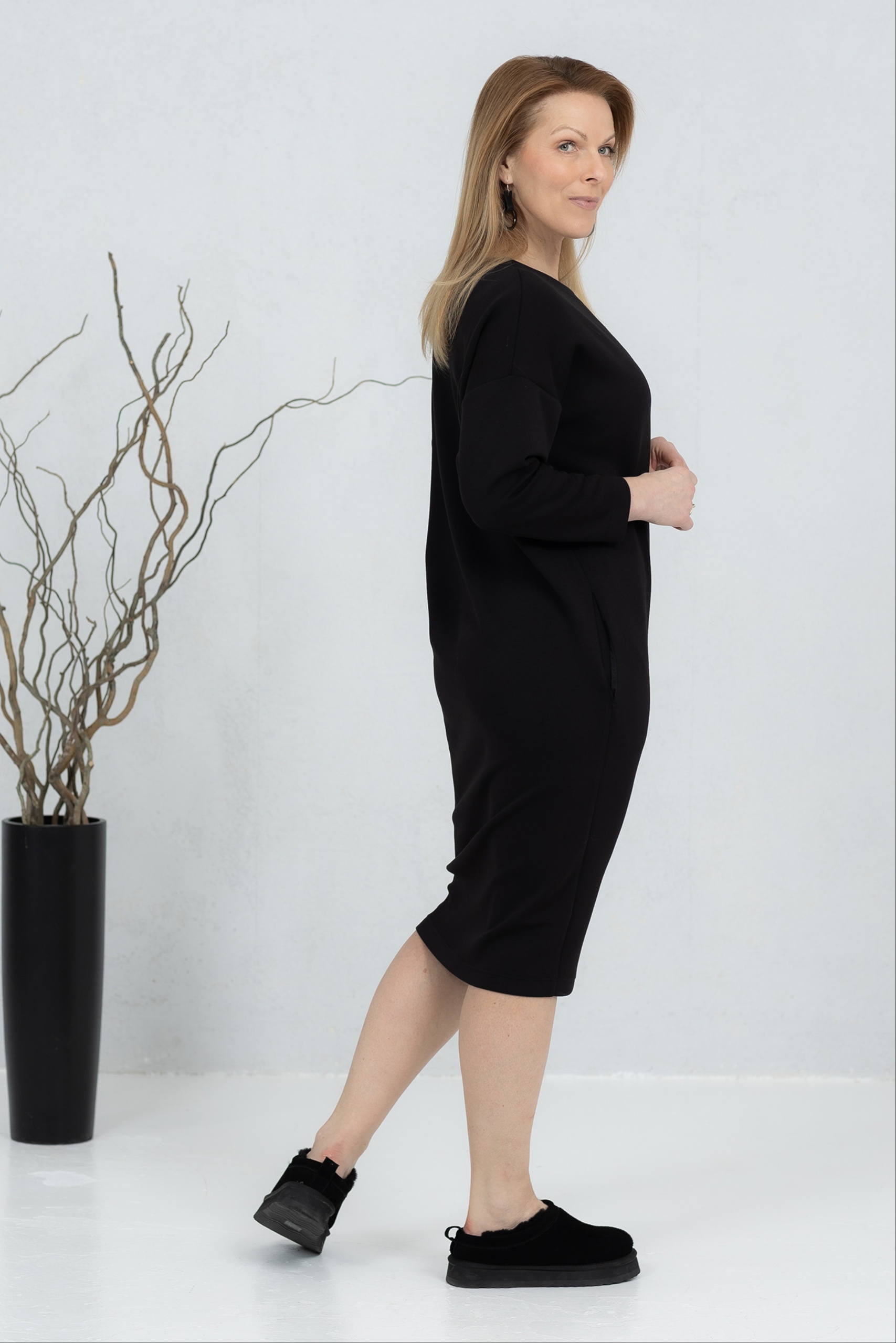 Pehme V-lõikeline viskooskleit Sanaka, must