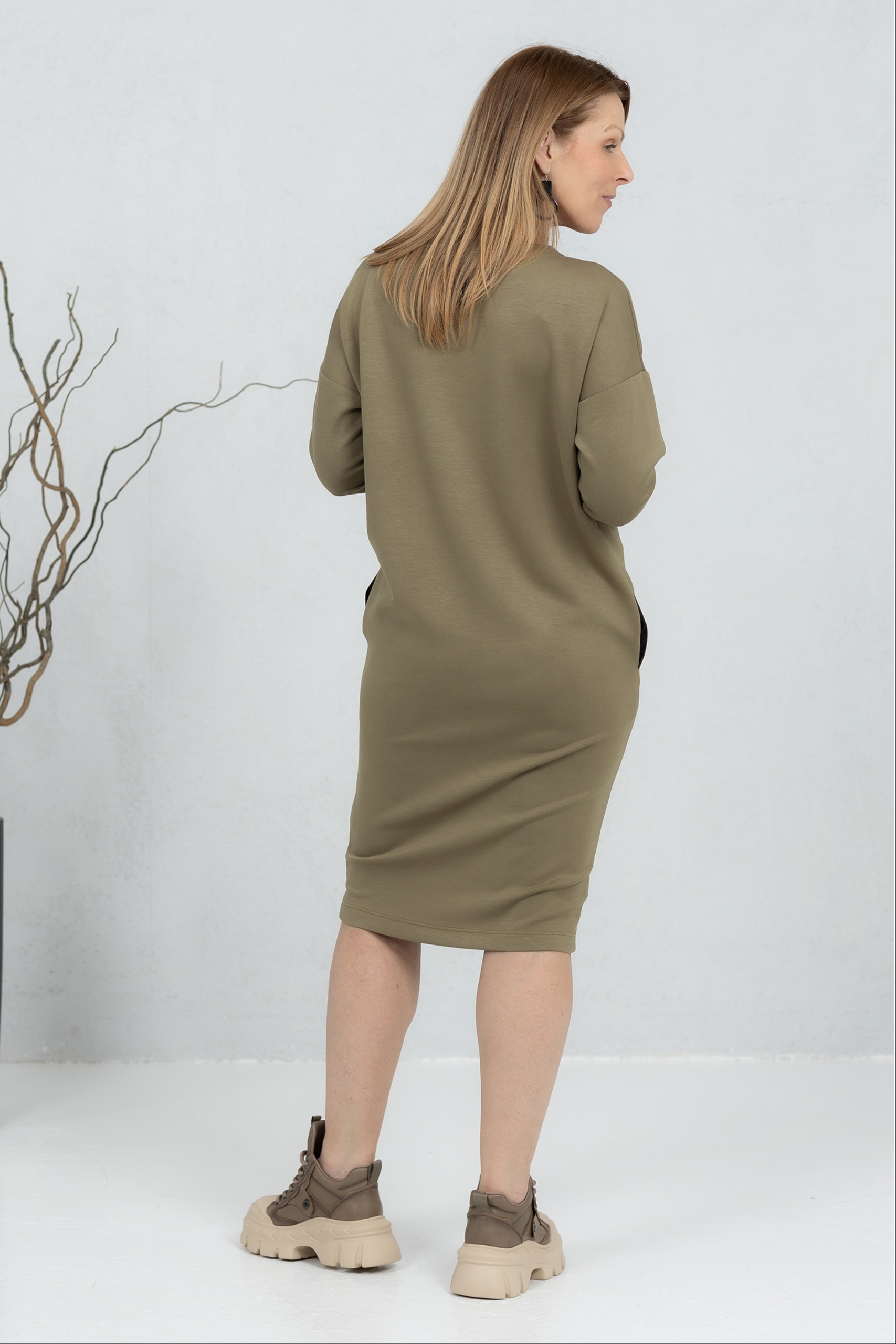 Oliiviroheline,pehme V-lõikeline viskooskleit Sanaka