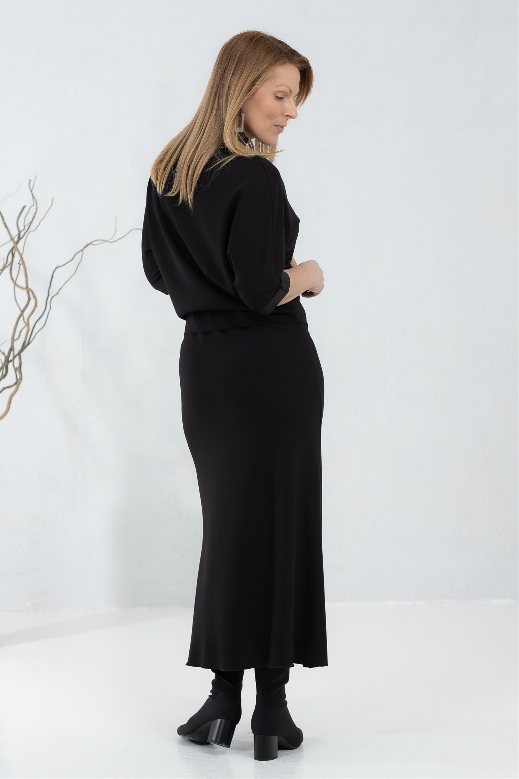 Must seelik Tomi ja viskoosist pluus Kaori