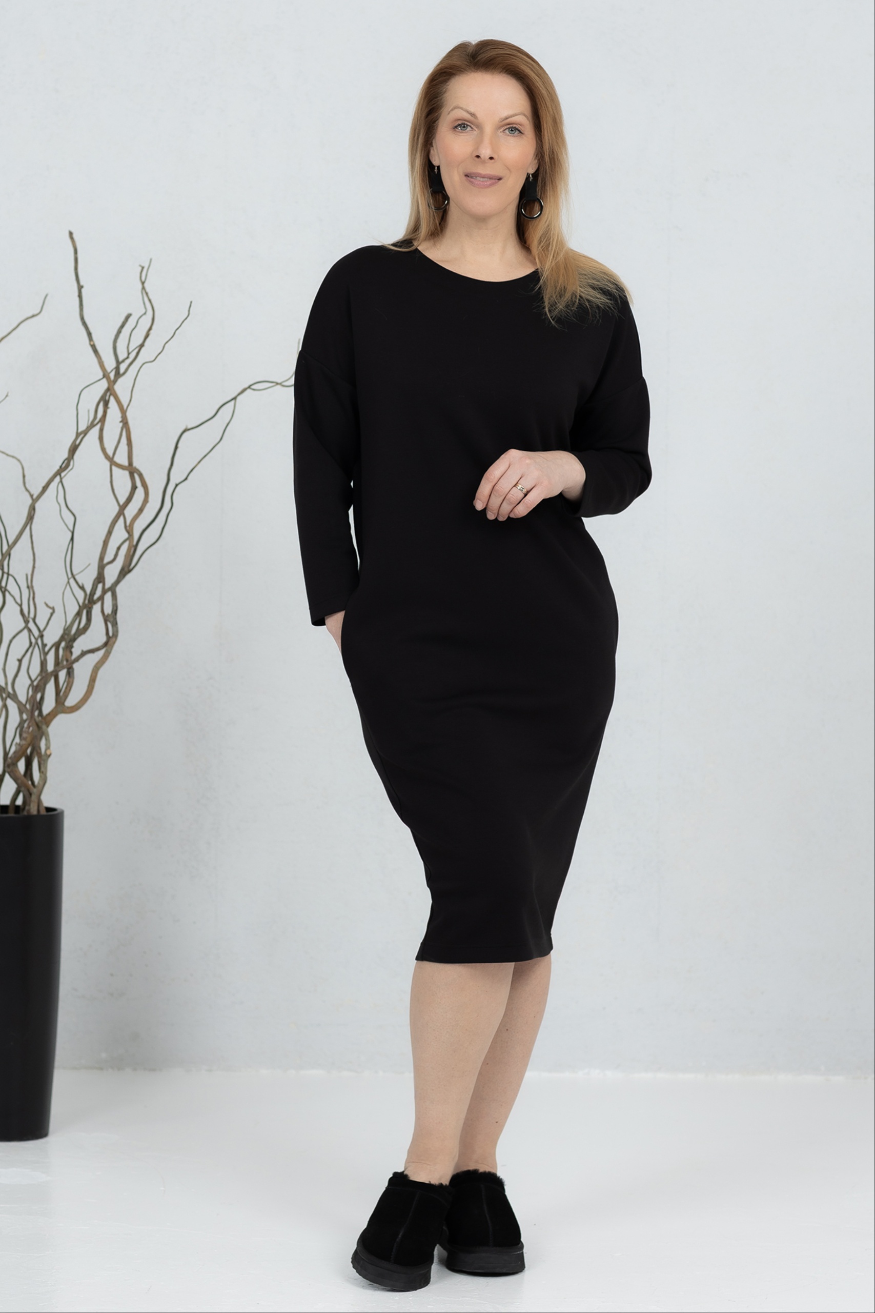 Pehme V-lõikeline viskooskleit Sanaka, must