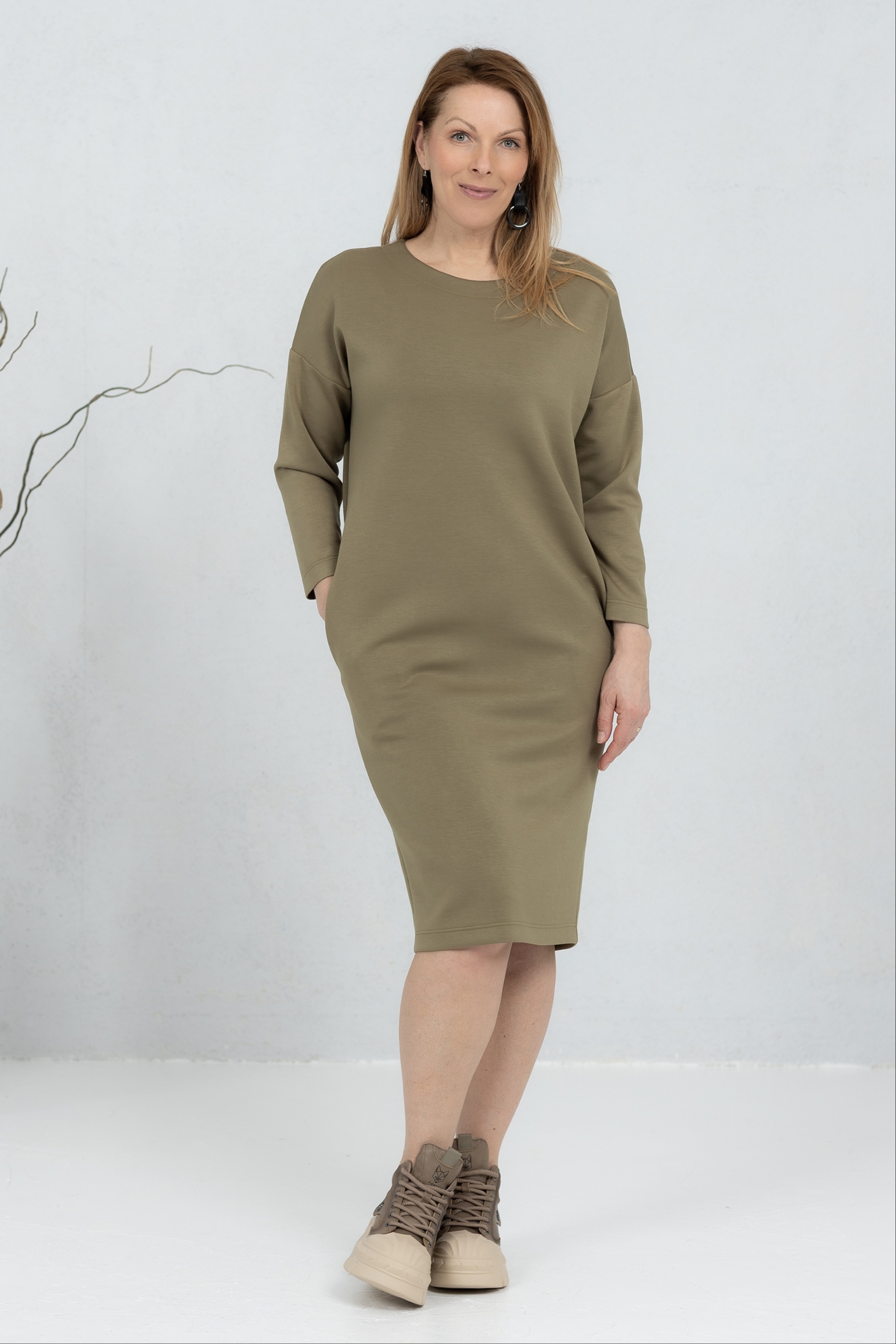 Oliiviroheline,pehme V-lõikeline viskooskleit Sanaka