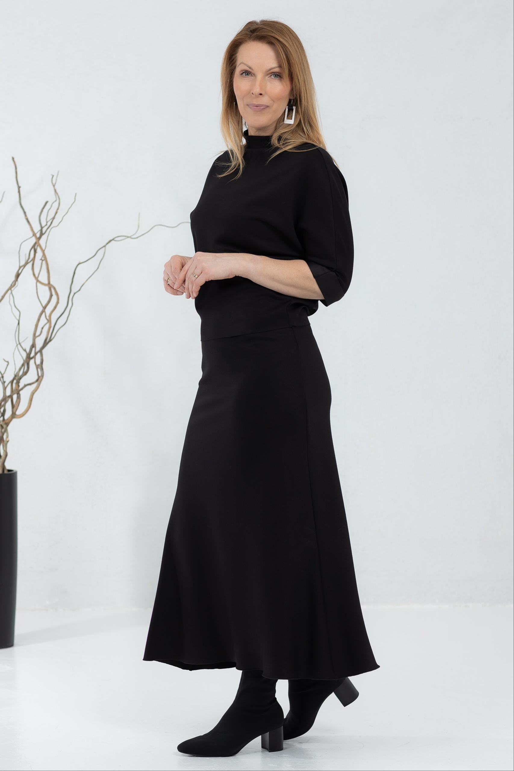 Must seelik Tomi ja viskoosist pluus Kaori