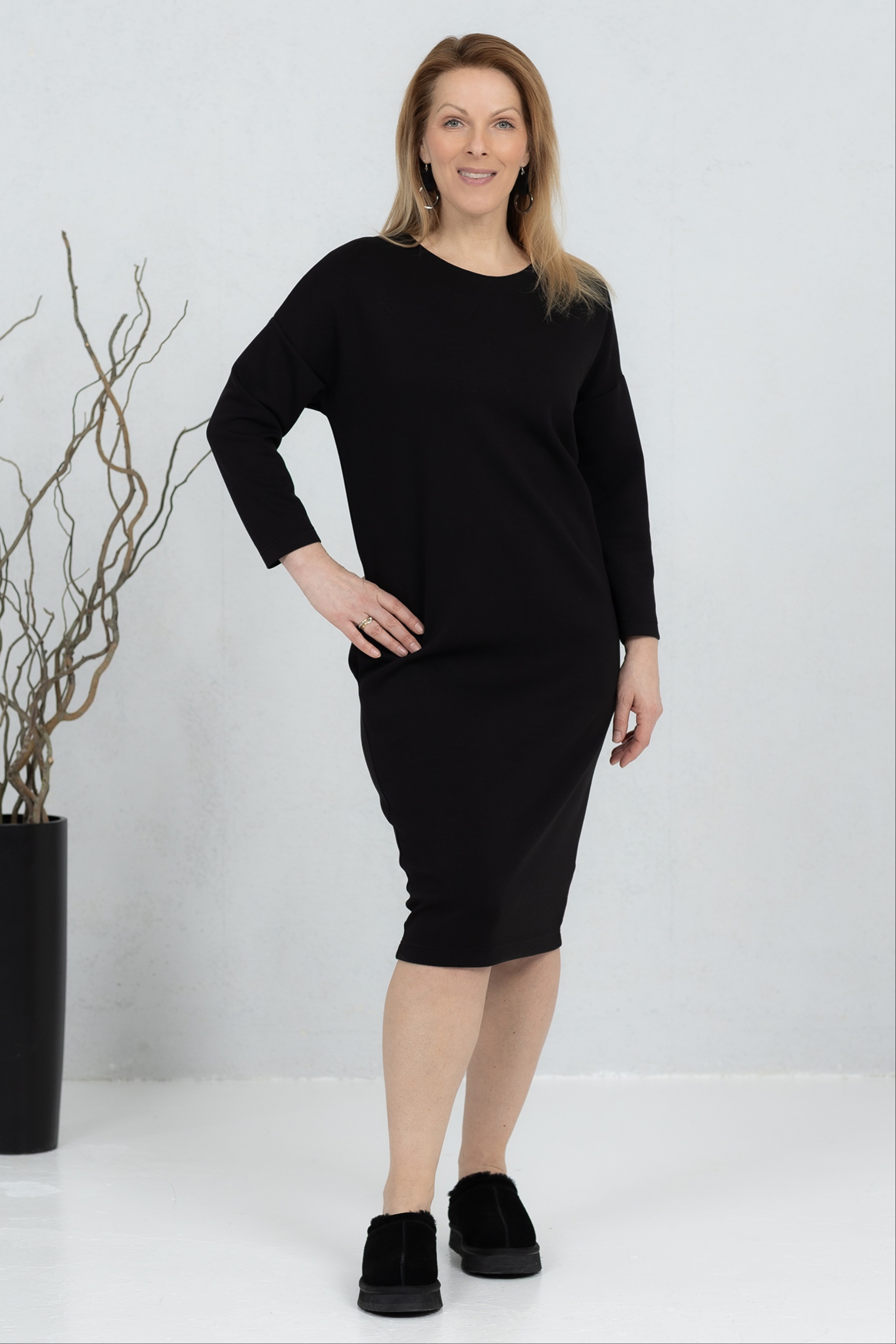 Pehme V-lõikeline viskooskleit Sanaka, must