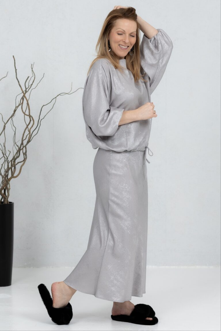 Läikiv hõbedane viskooskangast seelik Taro + pluus Matte