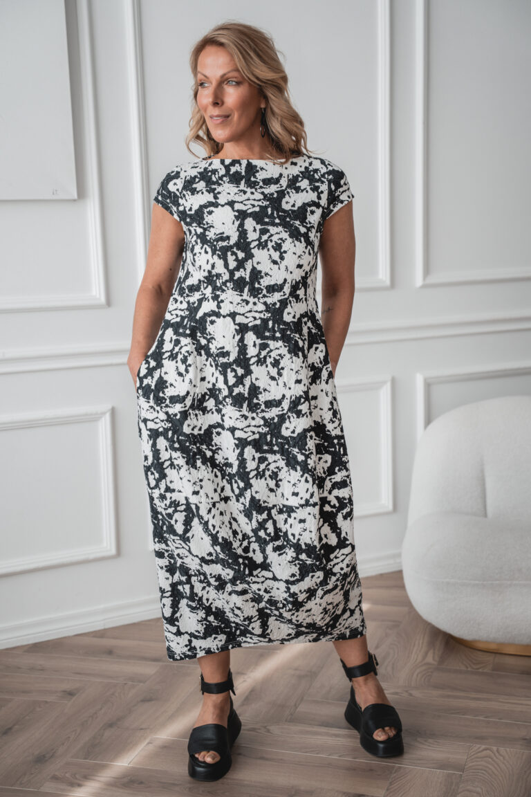 Must-valge mustriga suvine midikleit Akarui