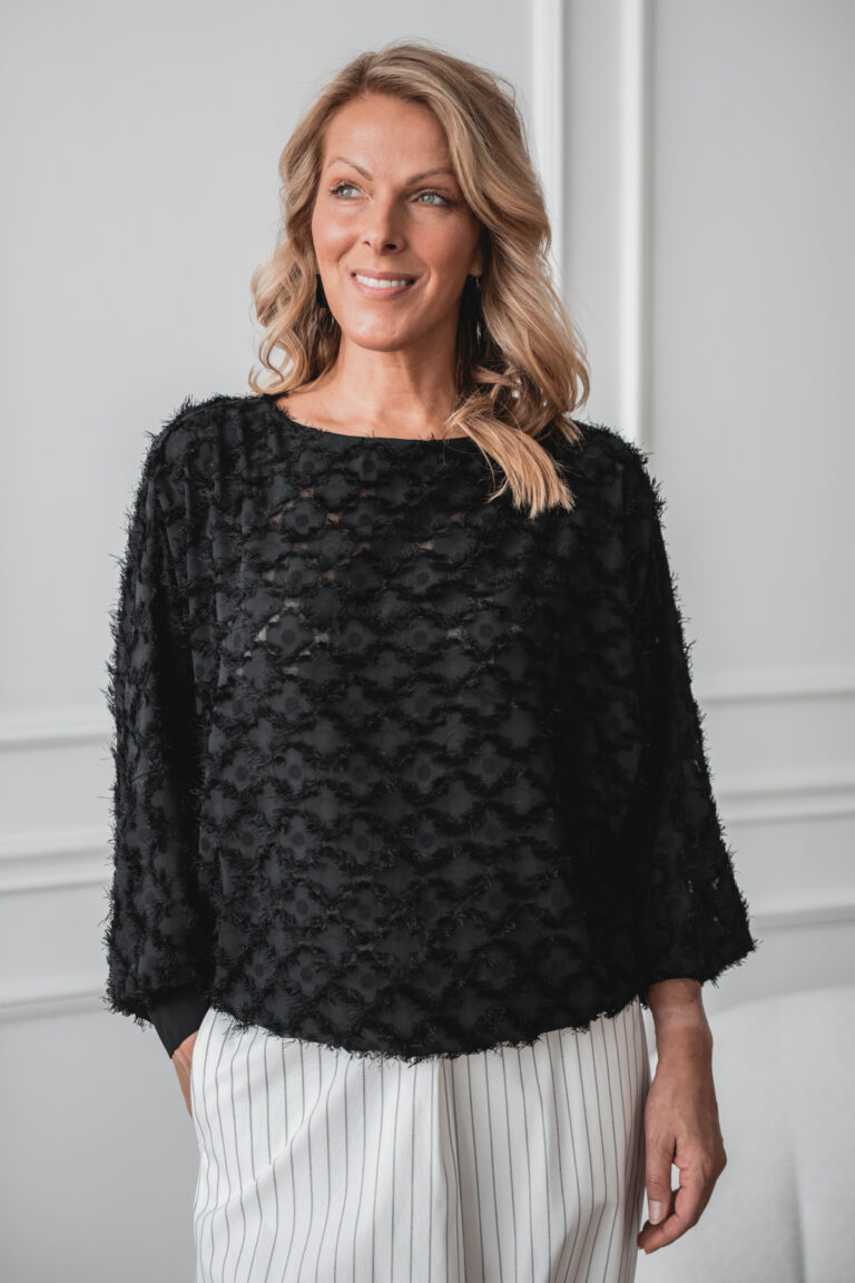 Avar, lillelise tekstuurse mustriga pluus Kuma