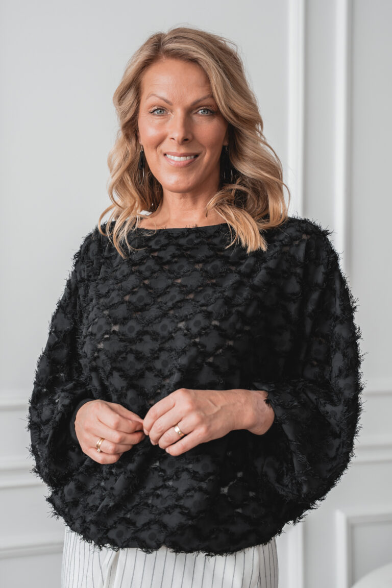 Avar, lillelise tekstuurse mustriga pluus Kuma