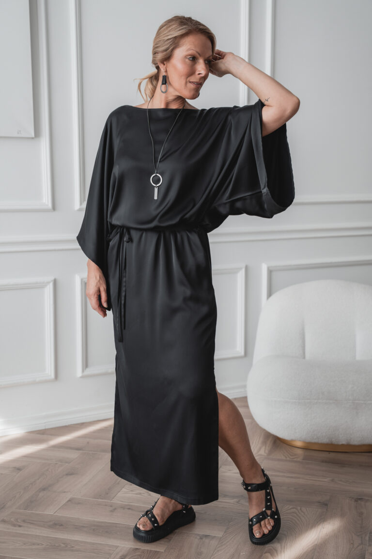 Avar, kimonolõikeline must kleit